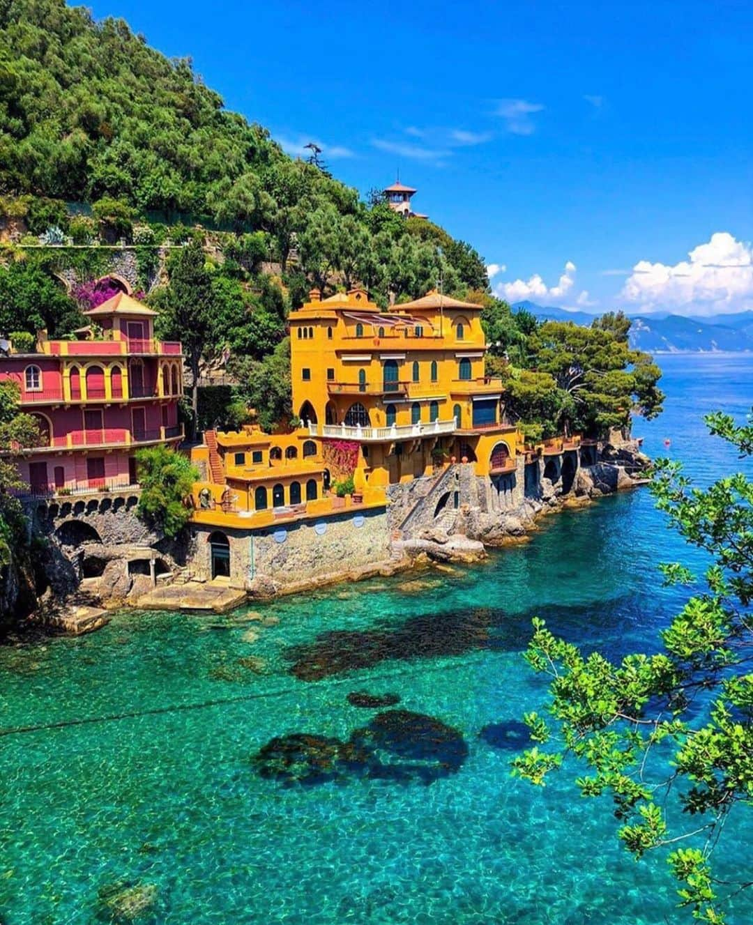 Earth Picsさんのインスタグラム写真 - (Earth PicsInstagram)「Portofino 😍🇮🇹 (📸: @takemyhearteverywhere ) . . . . . . . . . . . #worldplaces #travelblog #instapassport #placestogo #travelforlife #europetravel #gltlove #livetotravel #roundtheworld #bestdestinations #traveladdicted #arountheworld #solotravels #instravel #weltenbummler #wanderlustwednesday #traveltodaytv #passportlife #jumeira # #travelsoul #traveltoeurope #travelfemme #travelready #globalwanderer #journeyofgirls #womenwhowander #journeysofgirls」7月23日 7時00分 - earthpix