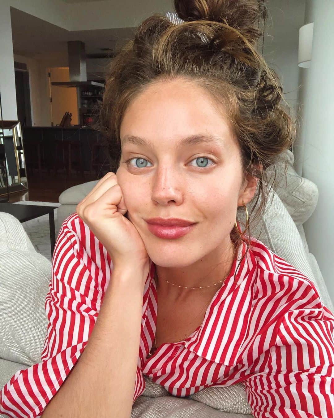 エミリー・DiDonatoのインスタグラム：「Patiently waiting for The Bachelorette to come on 🌹 Who do you think she picks!?」