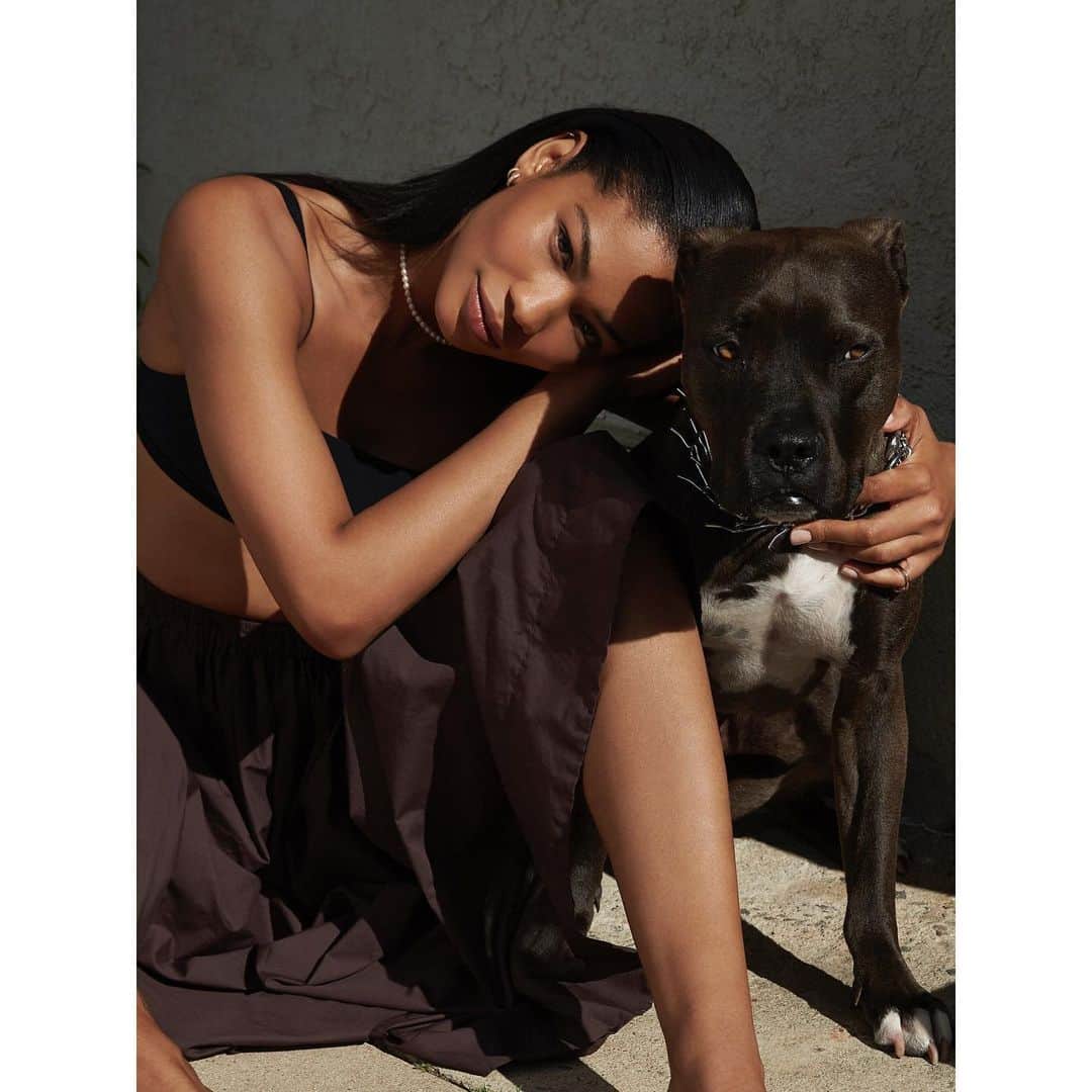 シャネル・イマンのインスタグラム：「Special edition  @ellecroatia 📸 @sylvecolless August issue ☀️🐾」