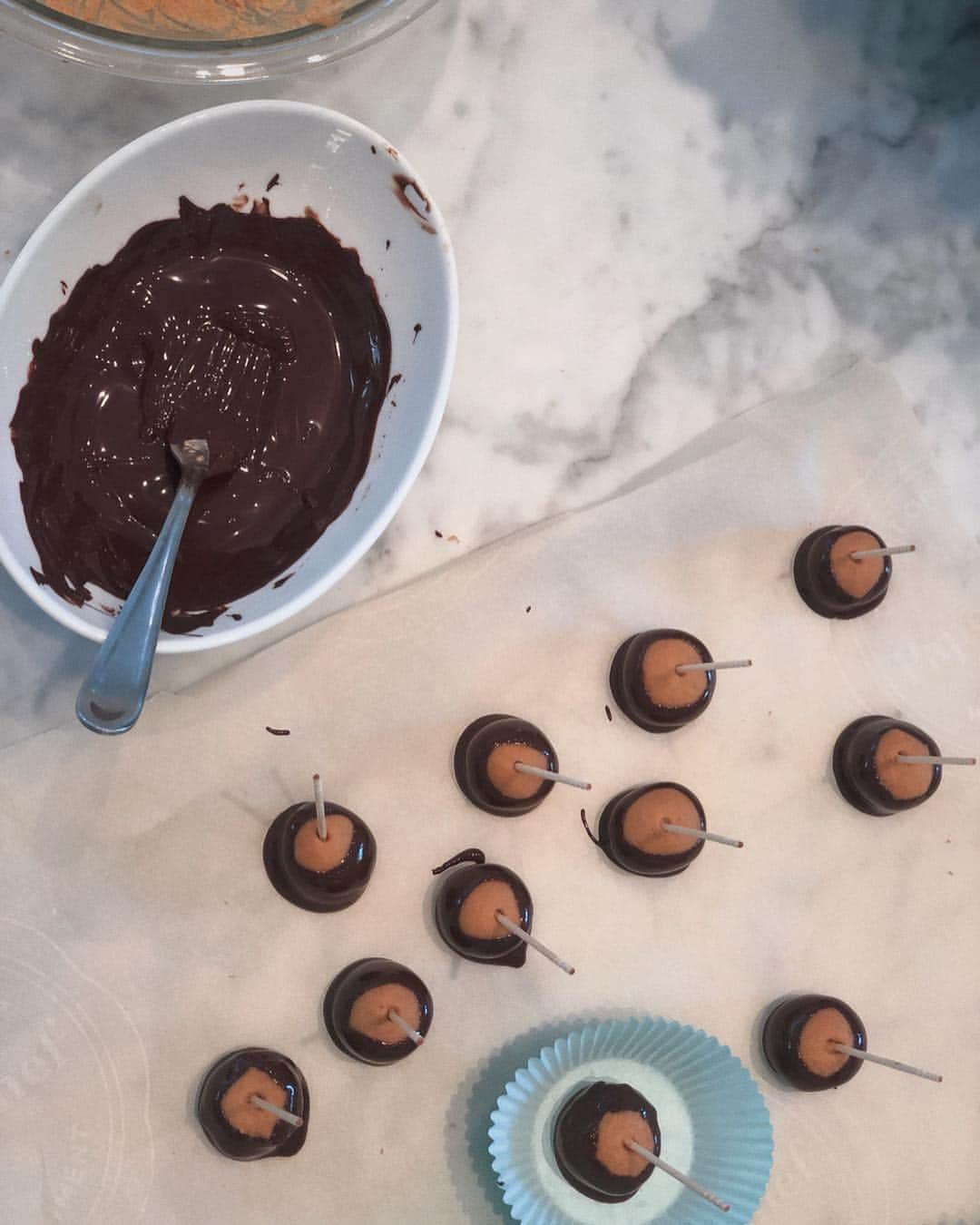 デビー・ライアンのインスタグラム：「this weekend I made buckeyes for my new coworkers 🍫🥜 because Chocolate Peanut Butter Mondays on set should be a thing— v Ohio」