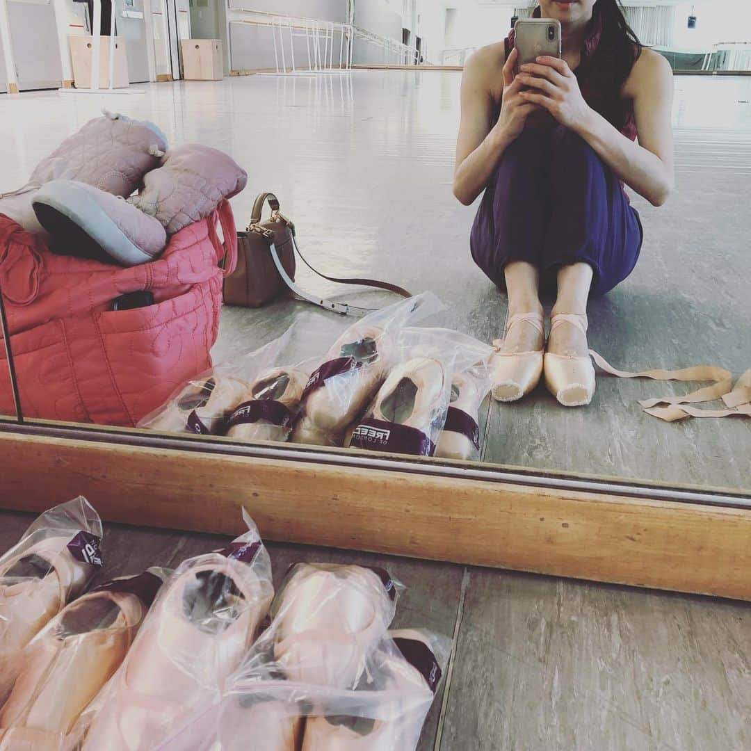 倉永美沙さんのインスタグラム写真 - (倉永美沙Instagram)「On my day off, I’m catching up 2 weeks of my missed rehearsals while I was in Italy 🇮🇹 休日リハーサル。イタリアに行ってる間にサンフランシスコでのリハーサルがかなり進んでいたので今日は自主で振り付けを覚える作業中。#ballet #ballerina #ballerinalife #happy #happiness #dance #art #幸せ #バレエ #バレリーナ #rehearsal #travellife #work #dayoff」7月23日 7時12分 - misakuranaga