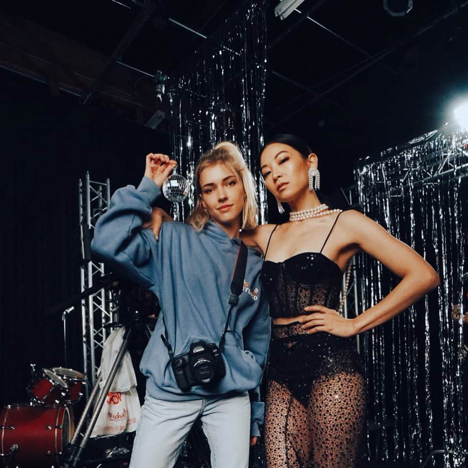 のインスタグラム：「Thank you Arden for trusting me with my vision to let me direct your music video for ‘good goodbye’! 🎬 And thank you to the entire team! Wouldn’t have been possible without you ❤️ let me know which set was your favorite! 🌿🌸🌑 @arden_cho」