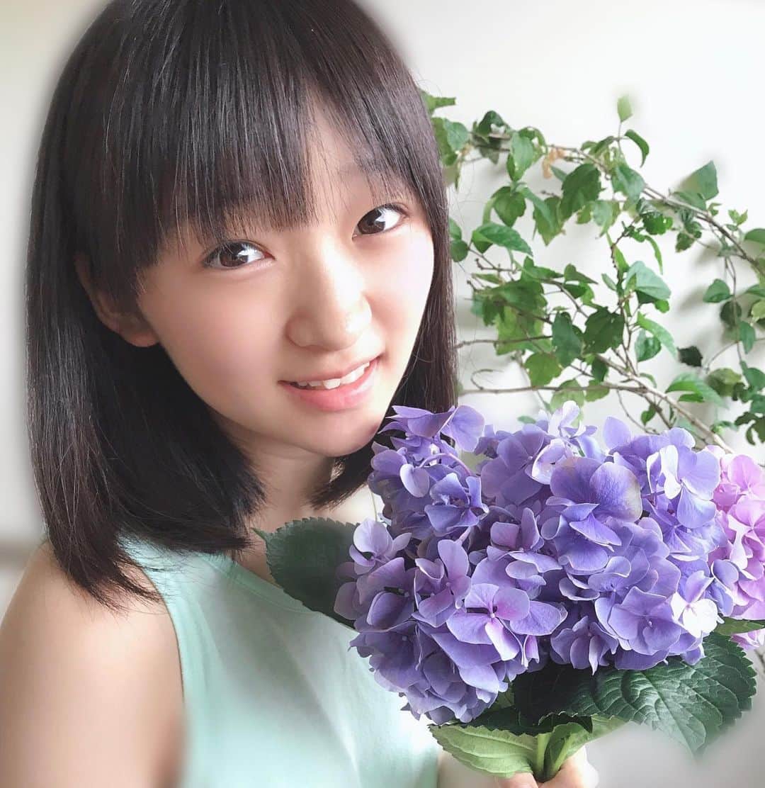 前野えまさんのインスタグラム写真 - (前野えまInstagram)「じめじめした天気が続いてるけど、この季節は綺麗な紫陽花をたくさん見られるから嬉しいです💜  #紫陽花 #あじさい #紫 #お花好きな人と繋がりたい #梅雨の花 #夏の花  #前野えま」7月23日 7時46分 - maeno_ema
