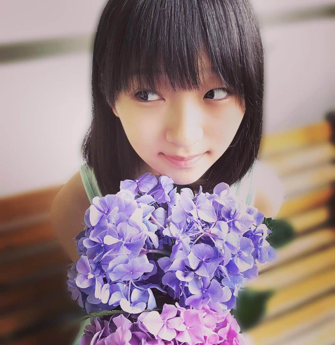 前野えまさんのインスタグラム写真 - (前野えまInstagram)「じめじめした天気が続いてるけど、この季節は綺麗な紫陽花をたくさん見られるから嬉しいです💜  #紫陽花 #あじさい #紫 #お花好きな人と繋がりたい #梅雨の花 #夏の花  #前野えま」7月23日 7時46分 - maeno_ema