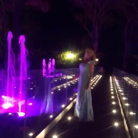 Eliana Michaelichin Bezerraのインスタグラム：「Essa foto foi tirada pelo meu fotógrafo favorito. Arthur M. Bôscoli💕. #miniferias #sardenha #italia #truelove #amordemae #familia #sardegna」