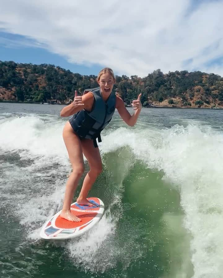 キャロライン・クラークのインスタグラム：「FIRST TIME WITHOUT THE ROPE 😂🌊🏄🏼‍♀️#carolslater #babygiraffe #nextkaleighgilchrist」