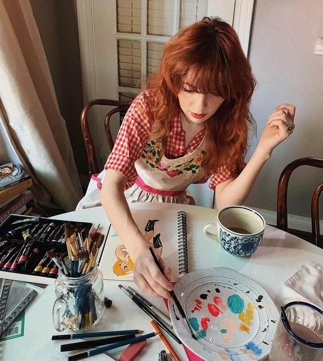 ジェーン・アルドリッジのインスタグラム：「Too hot to leave home 🥵 I’m in tonight painting and listening to audiobooks. I’m about to download the James Patterson book about Jeffrey Epstein. 👀 never read a James Patterson book in my life but this is a horror show I find it difficult not to think about! What are y’all up to?」