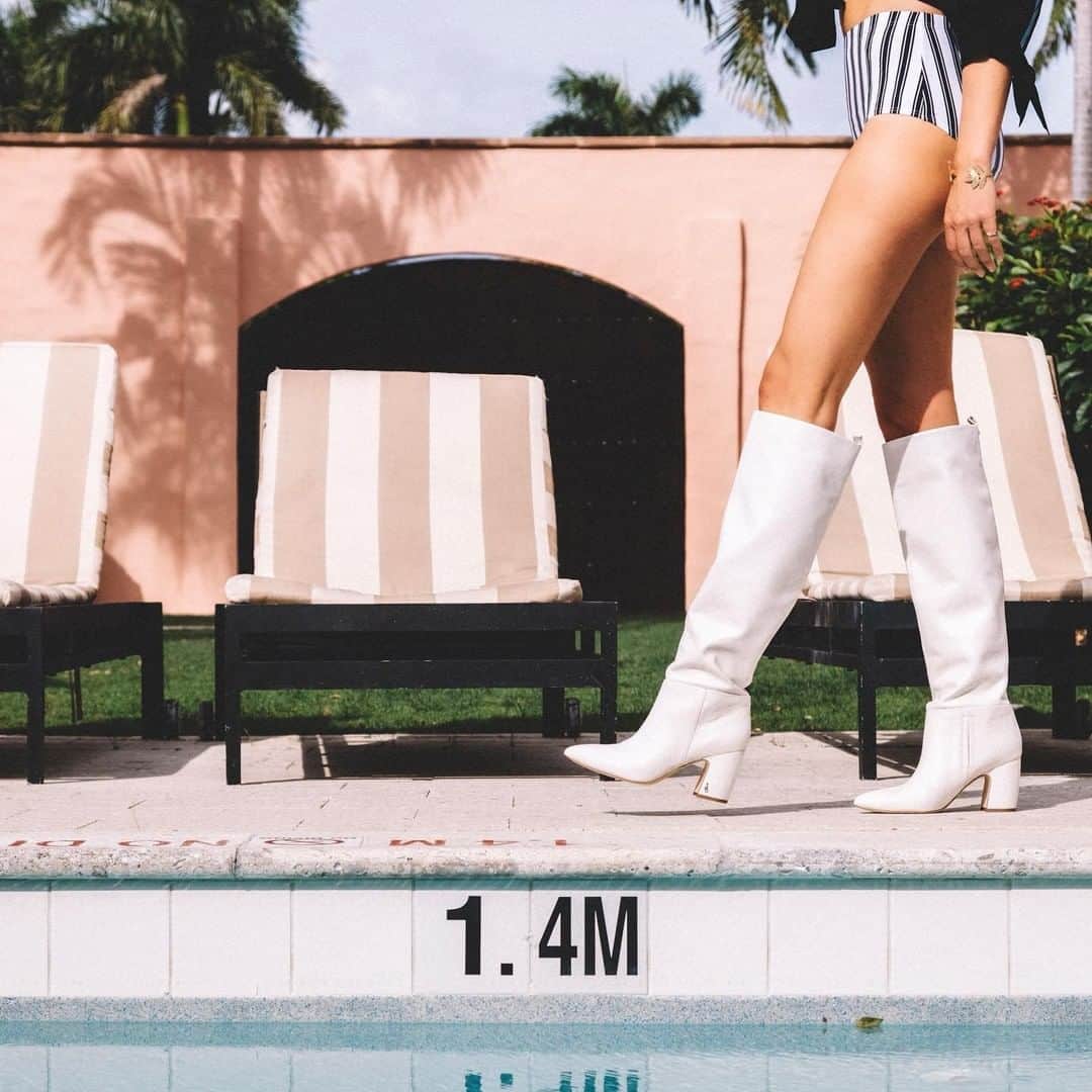 サムエデルマンのインスタグラム：「Pool with a view 😍 @bettina_anderson in our boots!」
