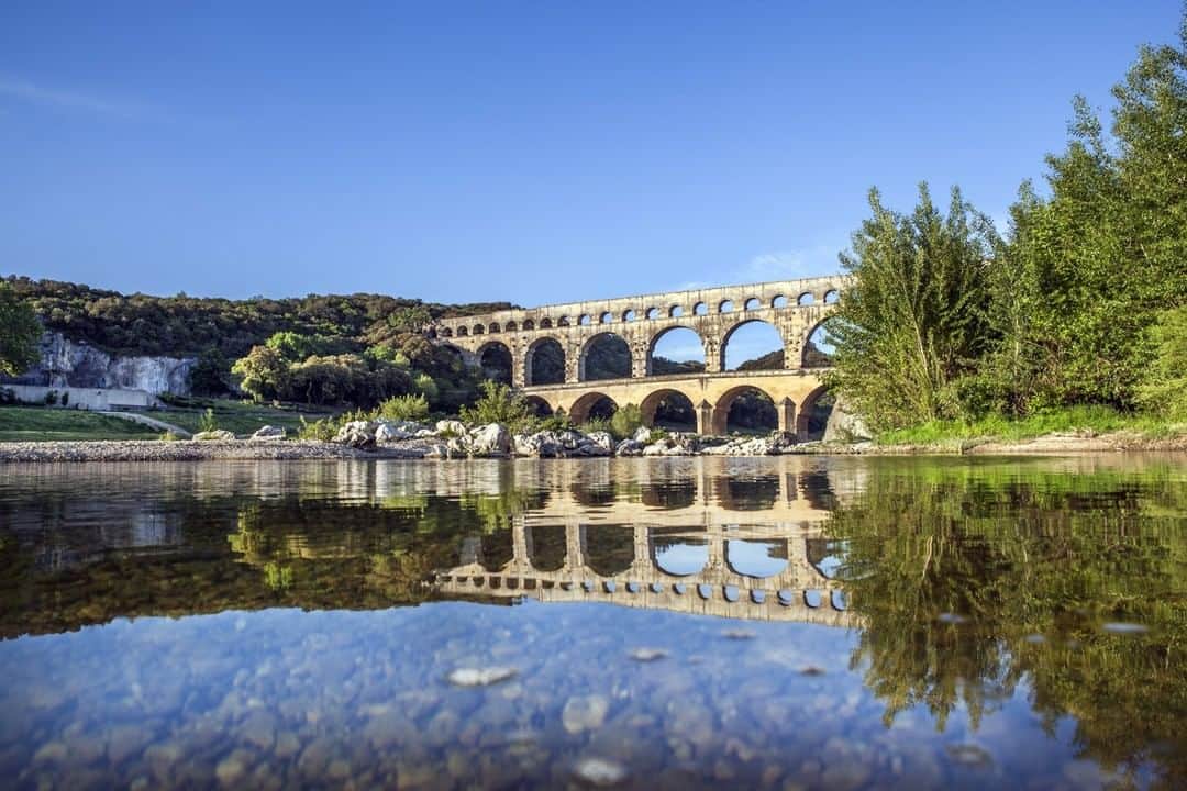 フランス大使館さんのインスタグラム写真 - (フランス大使館Instagram)「現在開催中の #ツールドフランス 。明日の第17ステージは世界遺産ポン・デュ・ガールからの出発です。古代ローマ時代につくられた水道橋で、600年以上に渡って飲料水を運んでいました。275メートルの長さに渡って48メートルの勾配が付けられ、水路に水が流れるようになっています。📷 : @pontdugard_ Monument antique le plus visité en France, le @pontdugard_ accueillera pour la première fois le Tour de France lors de sa 17ème étape le 24 juillet ! Du haut de ses 48 mètres, cet aqueduc romain est classé patrimoine mondial de l’UNESCO ! #TDF2019」7月23日 8時01分 - ambafrancejp