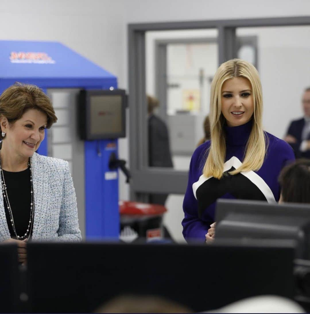 イヴァンカ・トランプさんのインスタグラム写真 - (イヴァンカ・トランプInstagram)「Incredible day at @LockheedMartin in Colorado w/ CEO Marillyn Hewson visiting the company’s innovative apprenticeship programs! 🇺🇸 #PledgetoAmericasWorkers #ContractImpact」7月23日 8時09分 - ivankatrump