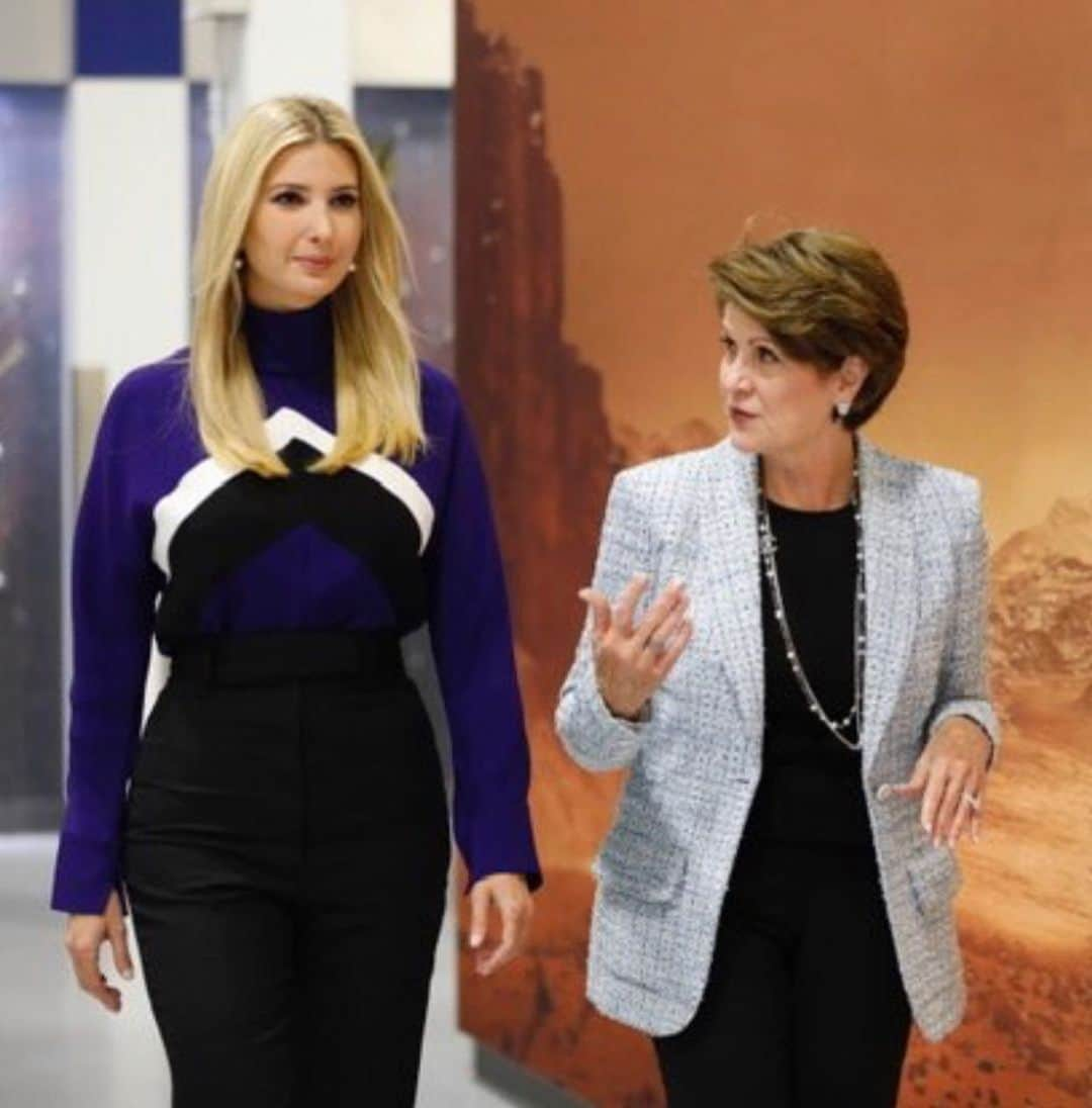 イヴァンカ・トランプさんのインスタグラム写真 - (イヴァンカ・トランプInstagram)「Incredible day at @LockheedMartin in Colorado w/ CEO Marillyn Hewson visiting the company’s innovative apprenticeship programs! 🇺🇸 #PledgetoAmericasWorkers #ContractImpact」7月23日 8時09分 - ivankatrump