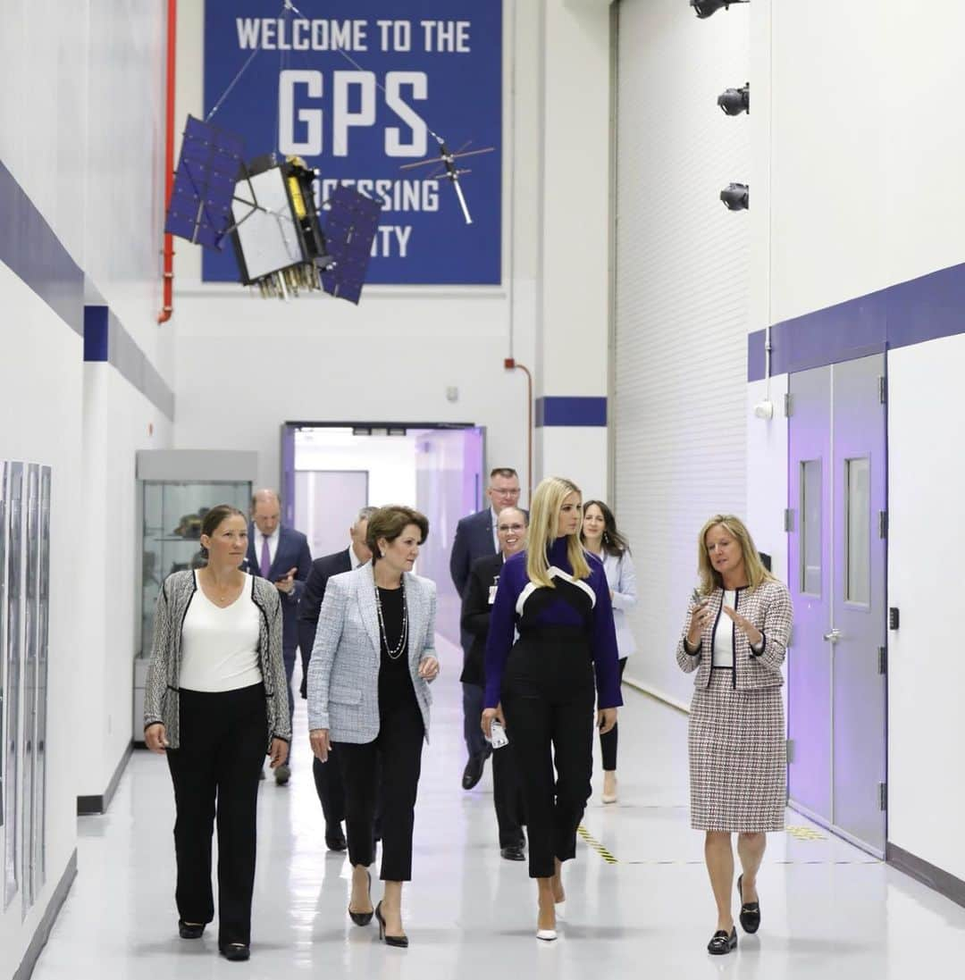 イヴァンカ・トランプさんのインスタグラム写真 - (イヴァンカ・トランプInstagram)「Incredible day at @LockheedMartin in Colorado w/ CEO Marillyn Hewson visiting the company’s innovative apprenticeship programs! 🇺🇸 #PledgetoAmericasWorkers #ContractImpact」7月23日 8時09分 - ivankatrump