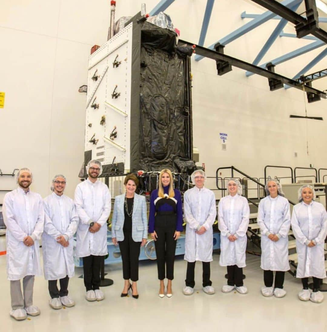 イヴァンカ・トランプさんのインスタグラム写真 - (イヴァンカ・トランプInstagram)「Incredible day at @LockheedMartin in Colorado w/ CEO Marillyn Hewson visiting the company’s innovative apprenticeship programs! 🇺🇸 #PledgetoAmericasWorkers #ContractImpact」7月23日 8時09分 - ivankatrump