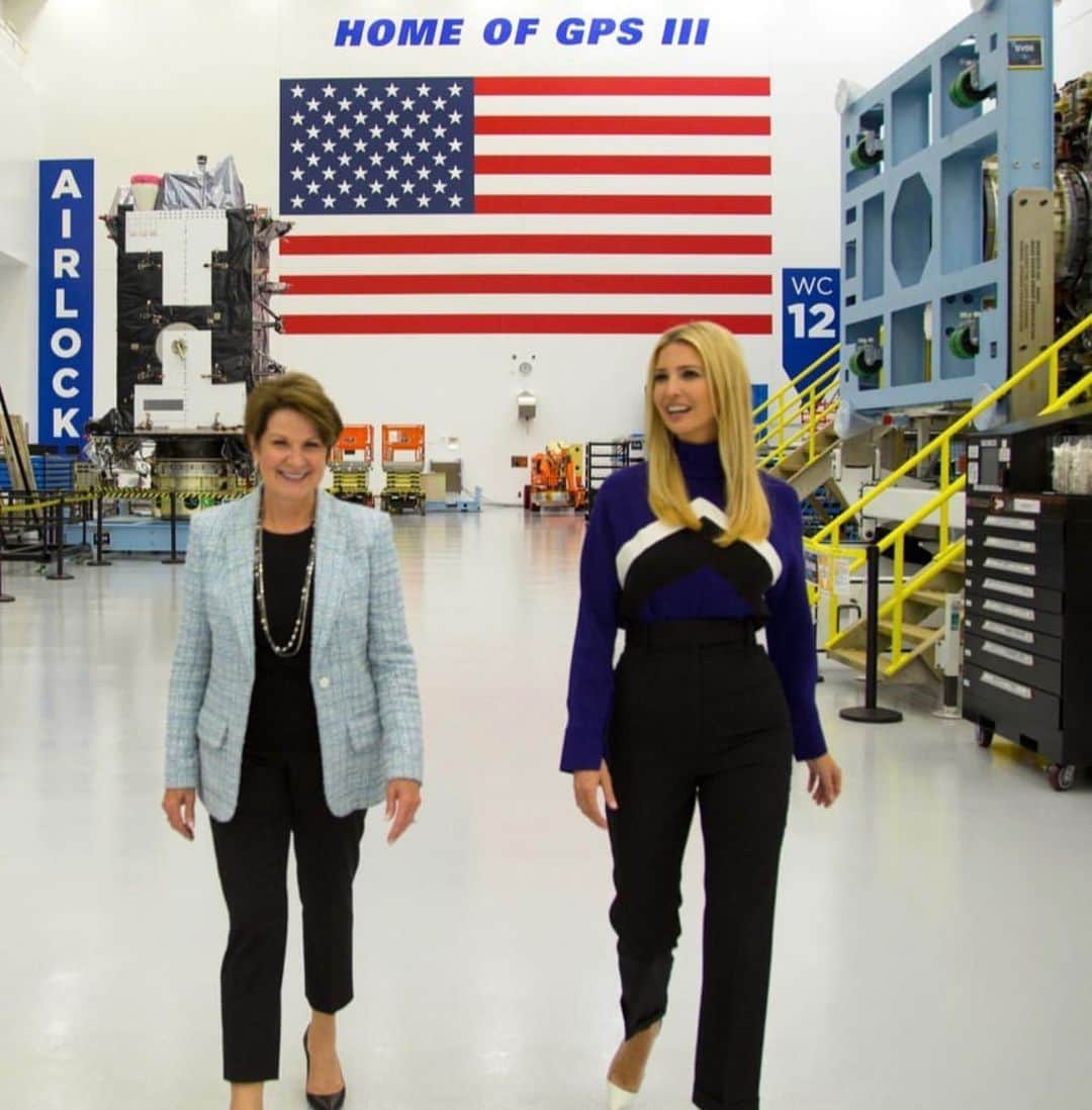 イヴァンカ・トランプさんのインスタグラム写真 - (イヴァンカ・トランプInstagram)「Incredible day at @LockheedMartin in Colorado w/ CEO Marillyn Hewson visiting the company’s innovative apprenticeship programs! 🇺🇸 #PledgetoAmericasWorkers #ContractImpact」7月23日 8時09分 - ivankatrump