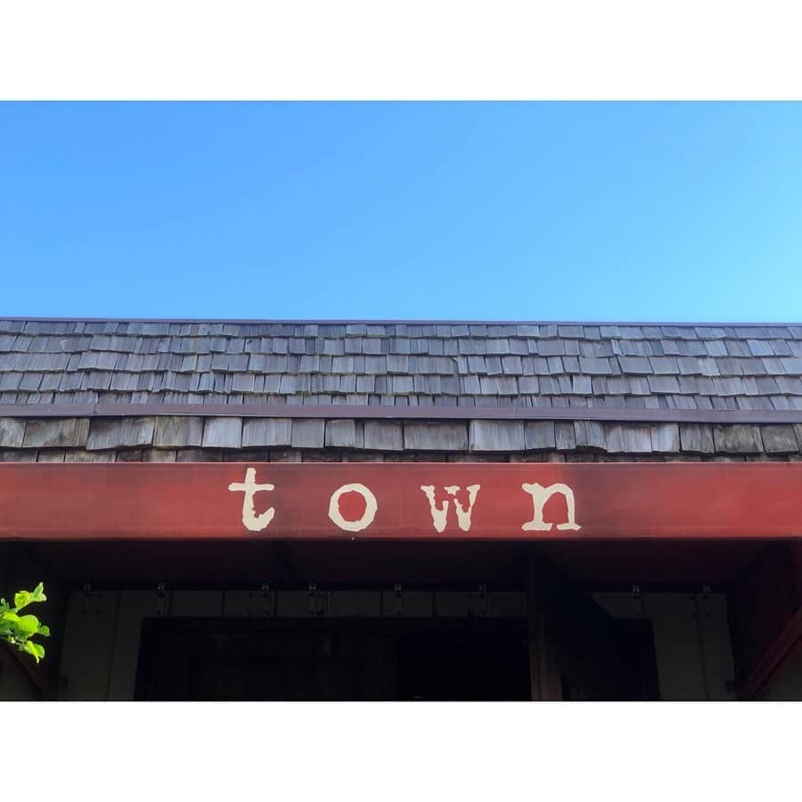 のインスタグラム：「✴︎ Kaimukiにある、Local first（地産地消）にこだわる オーガニックレストラン town🍴 . その日の仕入れによって毎日メニューが変わるので、 滞在中、何度でも行きたいお店💕 . 何を食べても美味しいよ😋 . . ※dinnerのみの営業だよ🌙 . . #vacation #hawaii #dinner #kaimuki #town #restaurant #instagood #instalike #instapic #instadaily #instatravel #instafood #ハワイ #ハワイグルメ」