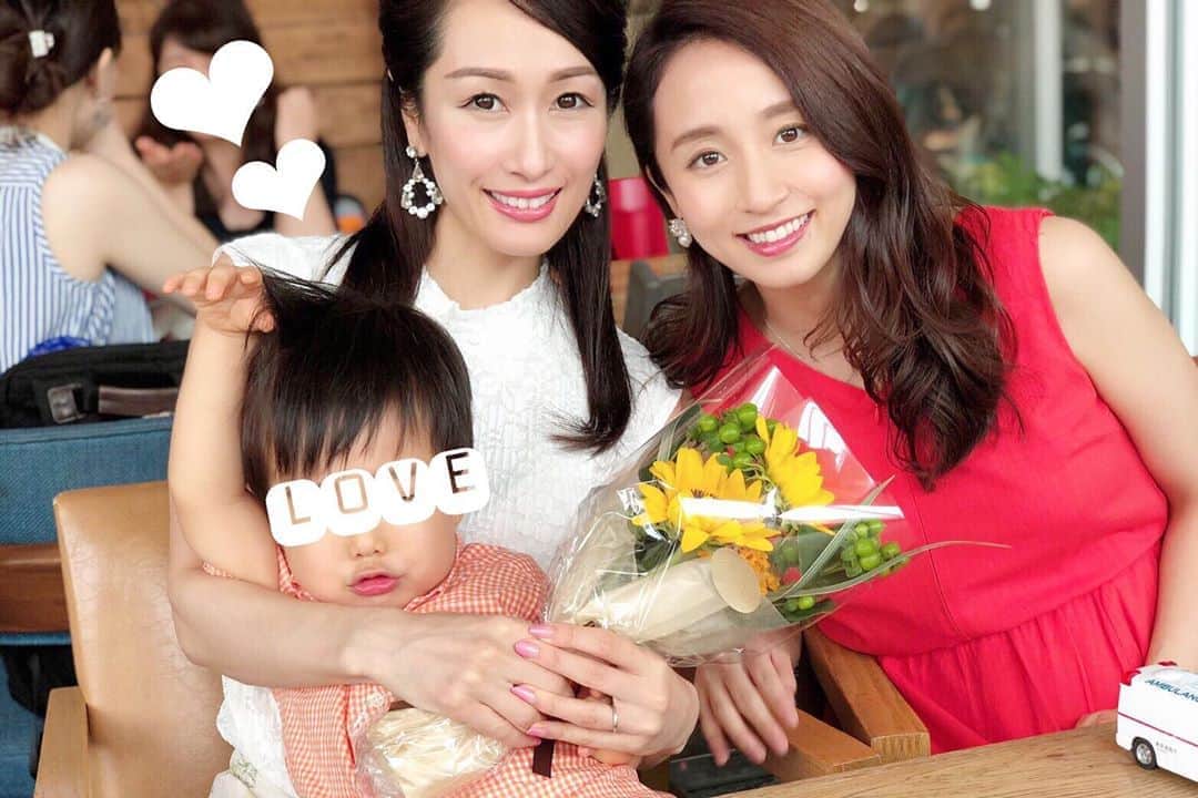 小野恵美のインスタグラム：「ミセスジャパン2019で、MRS JAPAN ASIA SUPREME  TOURISM 2019 に選ばれ、世界大会に出場する板倉糸栄ちゃん👑💕ウェザーニューズおは天キャスターの同期で、フリーアナウンサー仲間でもあります😊  もともと素敵な女性だけど、さらに美に磨きがかかっていました😍✨ 日本大会のお祝いと、世界大会への期待を込めて、ヒマワリのお花を🌻 息子くんも大きくなってて、可愛い😆お時間ありがとう！ #ランチ #子連れランチ #銀座 #ミセスジャパン #ミセスジャパン2019 #板倉糸栄 ちゃん #フリーアナウンサー #美人ママ」