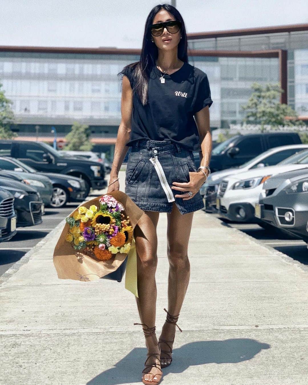 マリッサ・ウェッブのインスタグラム：「The good news is that the patient is able to now have flowers in his room.! The universe has a funny way of adjusting your perspective and resetting your priorities. Those annoyances of yesterday don’t mean a thing today.  And thank you for all the kindness & good wishes. 🖤 ......................................................... On a lighter note, the Eliza denim skirt will be available next week.  #will #positivevibes #grateful #goodvibes #onelifetolive  #marissawebb #mwstyled #love」