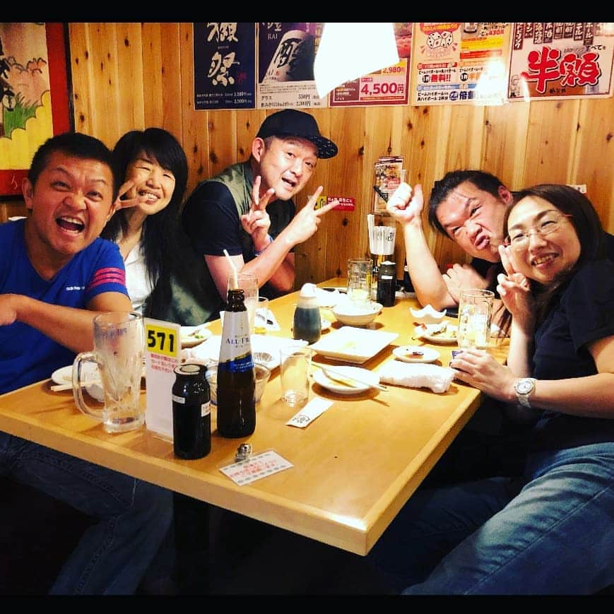 松本隆博のインスタグラム：「。 香川県高松市 屋台すしライオン通り 店で打ち合わせ♪ かなり先の話だけど 11/30高松市にてバンド でやりまーすヽ(^o^)丿 セトリどうするとかリハ どうする？は5分で終え、 後は飲んで楽しく話し込み 零時近くまでー(*Ü*) …社長やはり辞任！のニュース が出るだろうとずっとチェック してたけどダメでしたねぇ、、 今後どうするんだろう(*´`)」