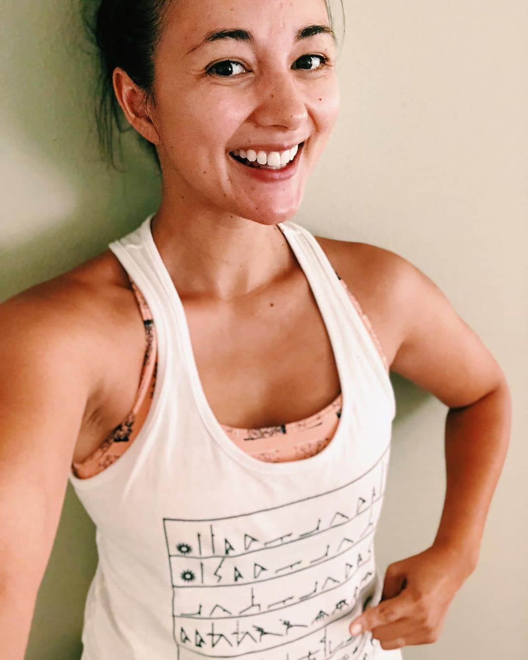 エリナ シルカさんのインスタグラム写真 - (エリナ シルカInstagram)「My chicken yoga tank and my ashtanga tank 🐔🧘‍♀️😂 スタジオでニワトリちゃんを飼ってるからニワトリタンクトップでみんなでヨガ〜笑 2枚目はアシュタンガヨガのプライマーシリーズが描いてあるタンクトップ。ポーズを忘れたらすかさずチェック😂😂😂 * * * #yogasequence #ashtangayoga #yoga4ewa #yoga4ewatt #vinyasa #yogateachers #chickenyoga #hawaiilife #ヨガ #ヨガインストラクター #ハワイヨガ #ヨガウェア #アシュタンガヨガ #ヴィンヤサヨガ #ヨガスタジオ」7月23日 8時43分 - laura_elina_ymd