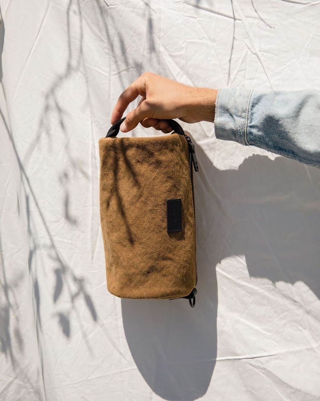 グラフ&ランツのインスタグラム：「Ready. Set. Go. ✈️ 🚗 🚣‍♀️ (With our Arno Travel Pack, a globetrotter essential by your side)」