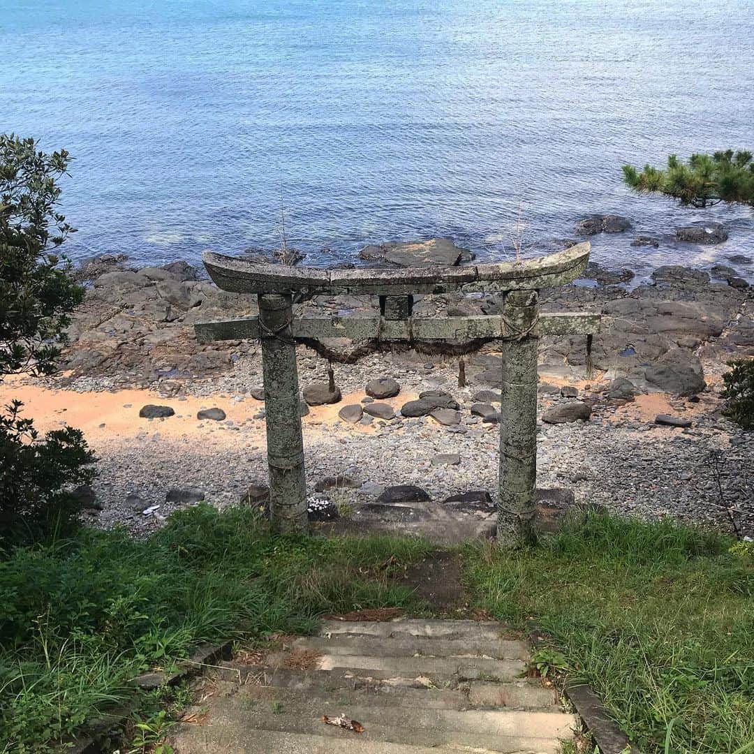 藤代冥砂さんのインスタグラム写真 - (藤代冥砂Instagram)「長崎、五島、小値賀島へ。 美しい島。 火口跡がたくさんあるように、地の力に満ちていて、素晴らしい気に癒される。 リトアニア美人が一人、人のいないビーチで瞑想している姿が印象的だった。 先日の知床といい、日本てすごいな。  Ojika Island Japan. Small but spiritual place. Untouched like nature brings you healing. Big recommend but also hope no one knows here.  #ojikaisland #小値賀島 #五島列島 #gotoislands」7月23日 8時45分 - meisafujishiro