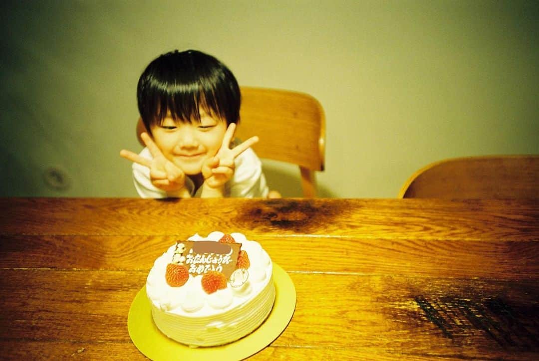 花盛友里のインスタグラム：「先週5歳になりました。  こんなに大きくなってくれてありがとう♡ 最近はわがままばっかり喧嘩しまくりですが、ロウソク消す時の願い事は「かーちゃんがしわわせになりますように」だったよ。  かーちゃん十分幸せやけど、ありがとうなぁ。 これからも兄弟仲良く長生きしておくれー！！ #たからもの」