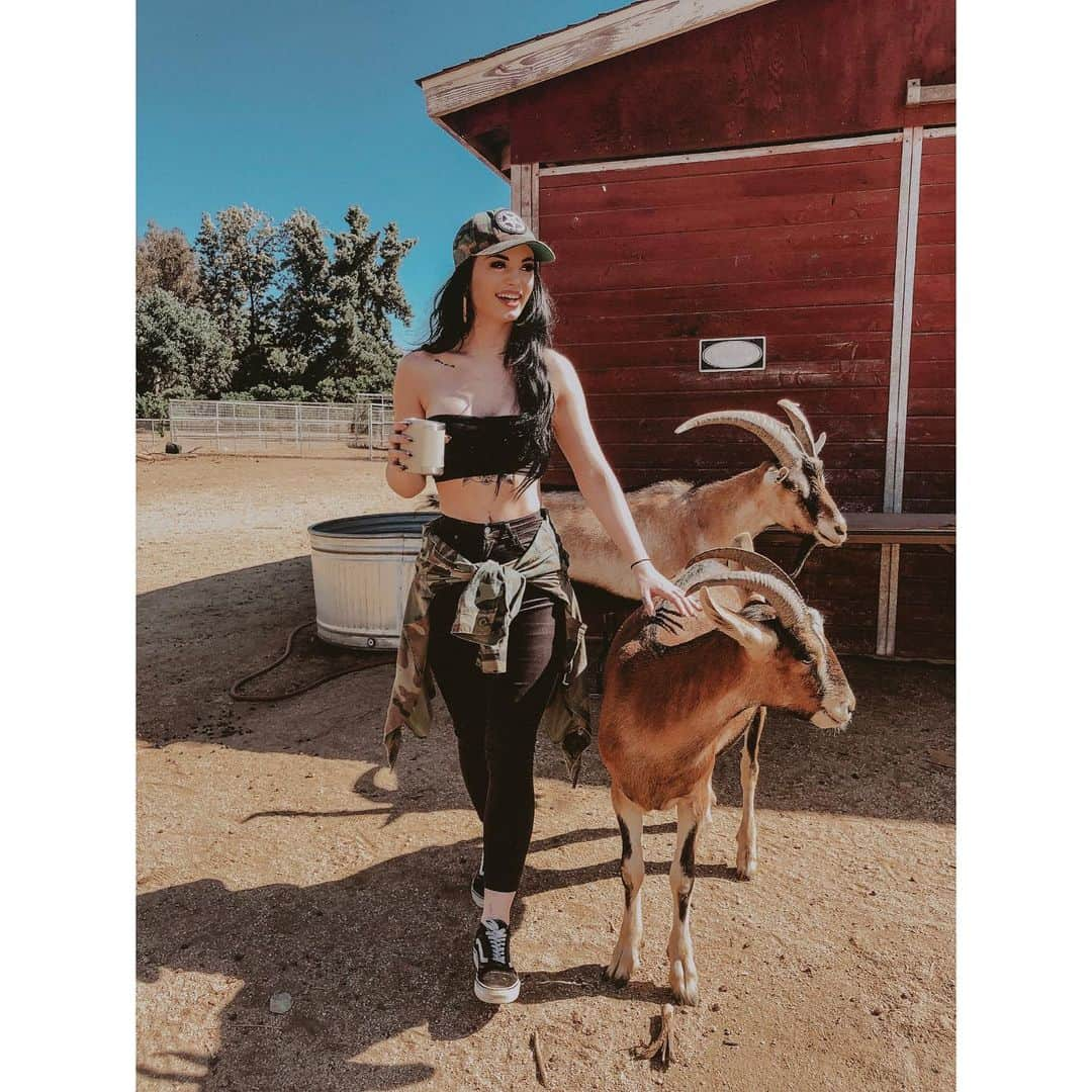 サラヤ・ジェイド・ベヴィスさんのインスタグラム写真 - (サラヤ・ジェイド・ベヴィスInstagram)「Got to go on a #GoatWalk with my girl @rondarousey yesterday. I can’t wait for you guys to check out what happened 😂 go on a goat walk they said, it’ll be fun they said.. but for real it was super fun and I’m excited for you guys to see it! Keep up with everything at @rondarouseydotcom ..side note. She was born to be a mum. She sent me home with like 6 steaks, jam and an unlimited supply of twizzlers 😂❤️ 📸: @l2aquel」7月23日 8時48分 - saraya