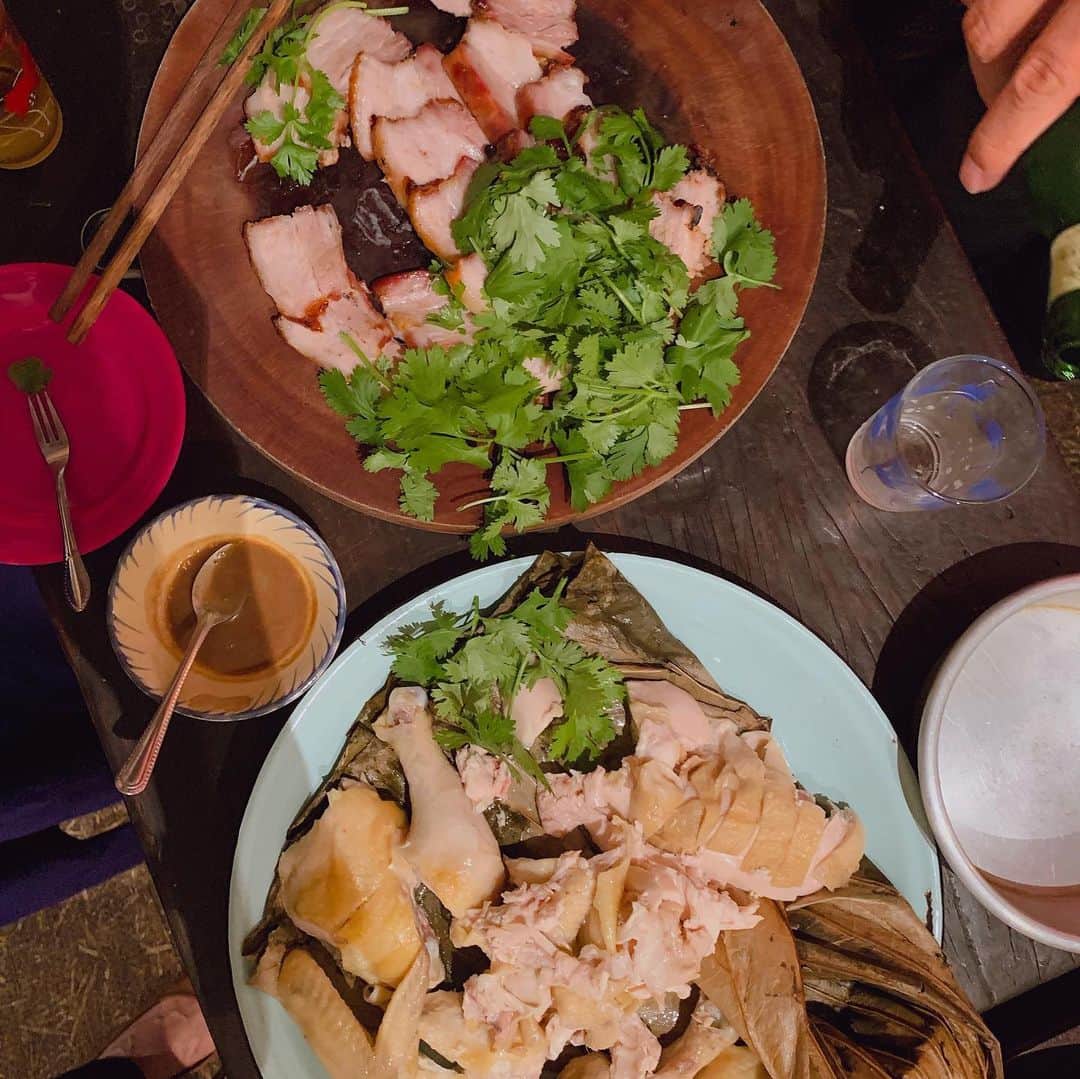 安田美沙子さんのインスタグラム写真 - (安田美沙子Instagram)「先日、アンドシノワーズさんのお料理教室にお邪魔しました❤️ インドシナ料理は、初めての調味料や、技法が沢山で、全てが新鮮でした😊✨ 色んな魚醤の味比べをしたり、おつまみ食べながら、飲んだり、出来立てをすぐに食べれたり。。。どれも美味しかった❤️ 最高にHappyなご夫婦から学べて癒されたのでした🍀 今買いたいものは、ハーブを潰す石の鉢。絶対買うぞ！ . . . #instafood #インドシナ #ラオス #魚醤 #ハーブ #料理教室 #thanks #アンドシノワーズ」7月23日 8時51分 - yasuda_misako