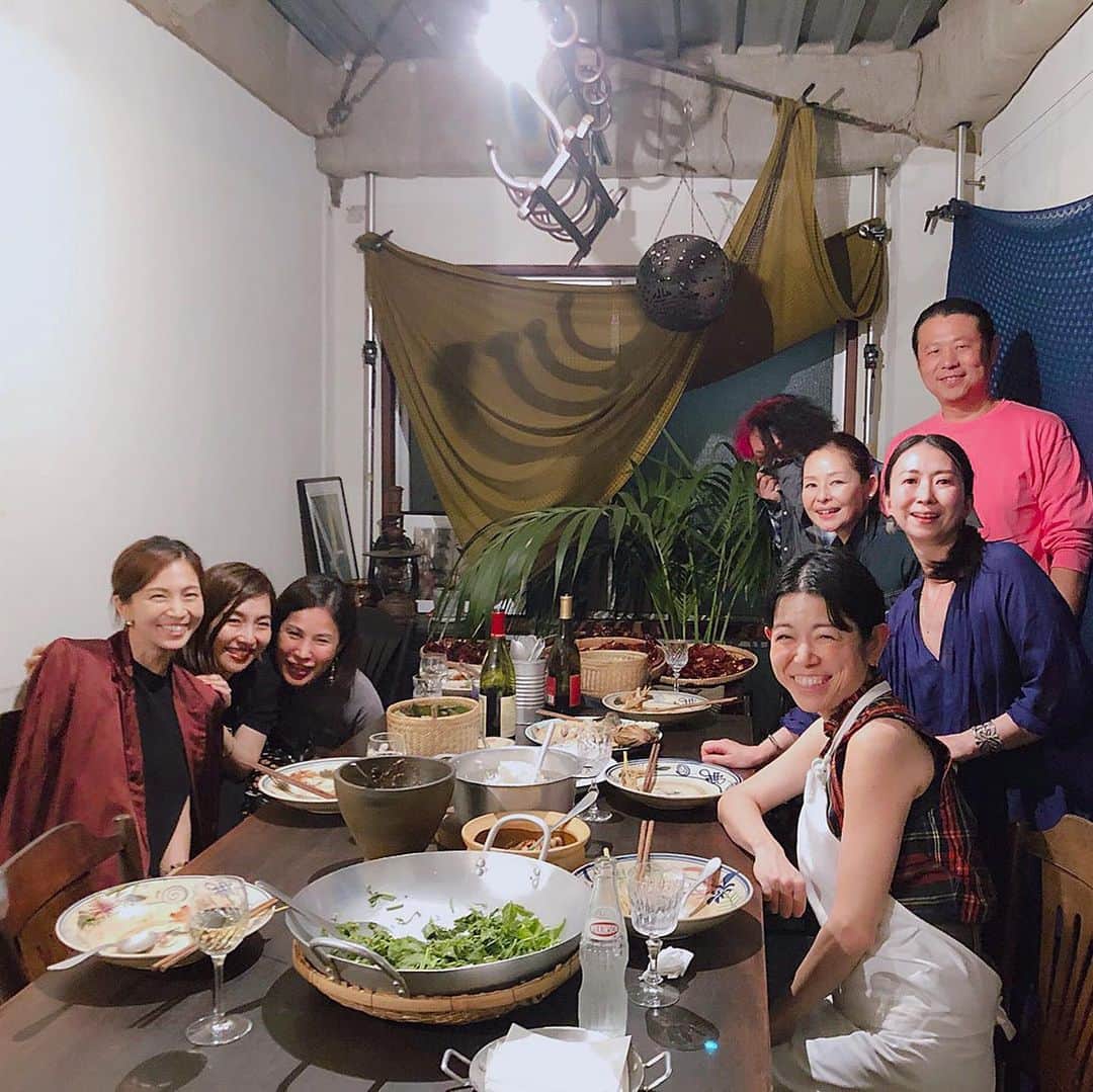 のインスタグラム：「先日、アンドシノワーズさんのお料理教室にお邪魔しました❤️ インドシナ料理は、初めての調味料や、技法が沢山で、全てが新鮮でした😊✨ 色んな魚醤の味比べをしたり、おつまみ食べながら、飲んだり、出来立てをすぐに食べれたり。。。どれも美味しかった❤️ 最高にHappyなご夫婦から学べて癒されたのでした🍀 今買いたいものは、ハーブを潰す石の鉢。絶対買うぞ！ . . . #instafood #インドシナ #ラオス #魚醤 #ハーブ #料理教室 #thanks #アンドシノワーズ」