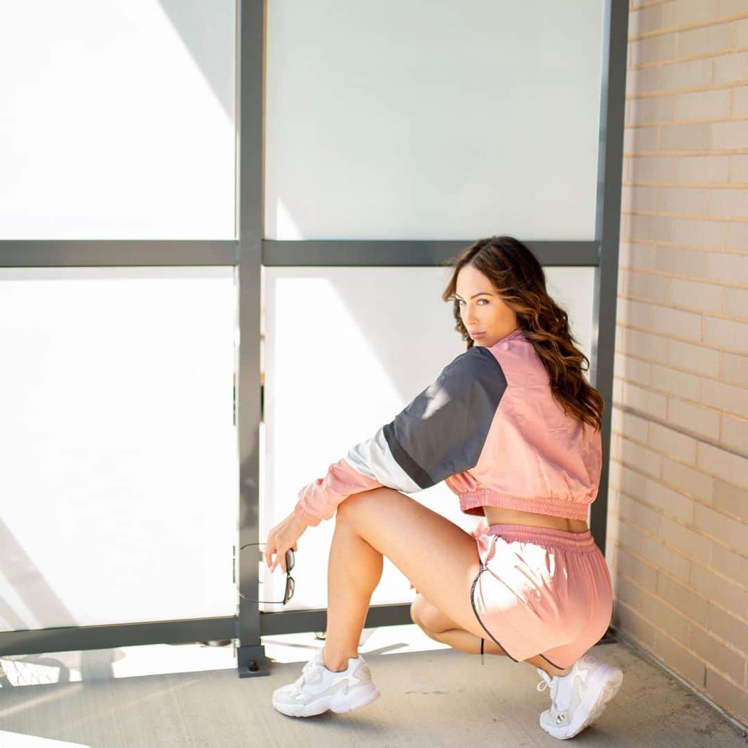 ホープ・ビールのインスタグラム：「Let’s go @fashionnova . 1,2,or 3😝 . #happymonday #motivated #nova #fashionnova #novababe」