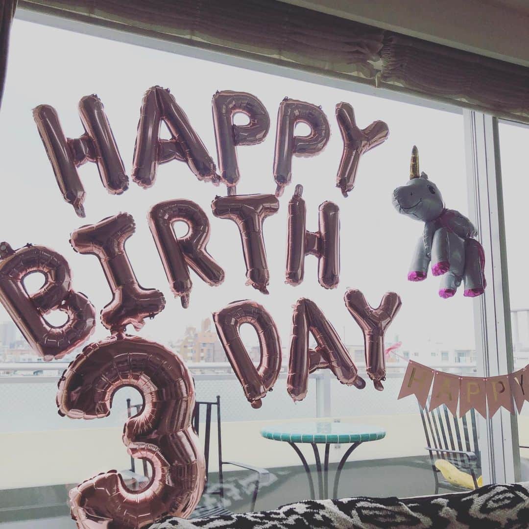 加藤夏希さんのインスタグラム写真 - (加藤夏希Instagram)「🎂✦ #happybirthday #3歳 #34歳 娘と私の誕生日をお祝いしていだきました😍💕娘に「ママ何歳？」 と聞かれ「34歳になったよ」「えーなんで〜？私3歳だよ！私の勝ちー！」と嬉しそうに立て続け言われました。 ツッコミ所が多すぎてグーの音も出ない✊💦 下の子ができてスキンシップが減っちゃった事に反省の毎日😭ママとしても3年目まだまだ新人です。 子供同士のちょっとしたケンカとか各家庭の教育方針の違いとか正解の無い問題に直面しっぱなしで、自分の子供の気持ちを犠牲にしてしまっていた気がする。 もっと広い視野で見守る気持ちとギュッと抱きしめて精一杯同じ目線に立って遊んであげられる、そんな34歳のママになりたいです。 みんな、こんな私を支えてくれてありがとう💕 朝チューしようとしたら「お口はダメだよ！」と注意を受けました。どこで覚えたのかな娘ちゃん💖」7月23日 8時59分 - natsukikato_official