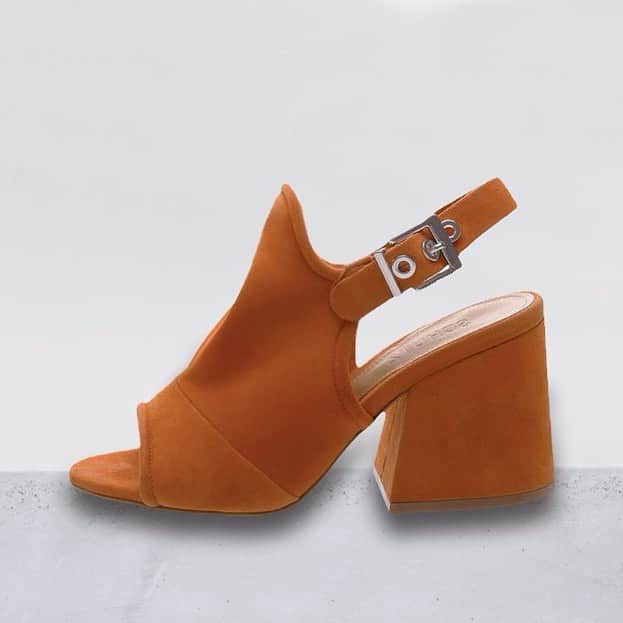 Schutzのインスタグラム：「Trend Alert: #schutzresort powerfull heels! 💛」