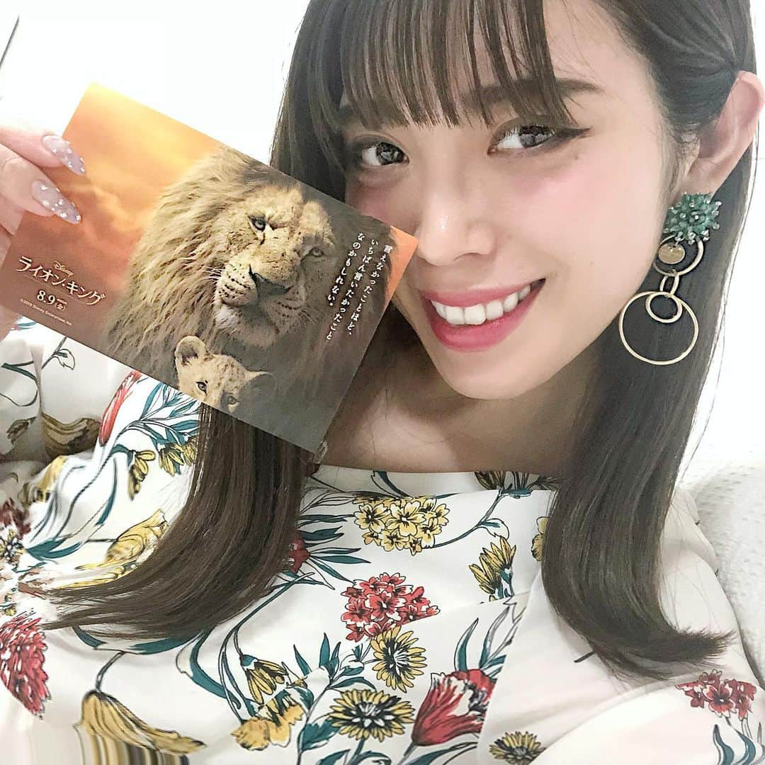 渡辺 さあやさんのインスタグラム写真 - (渡辺 さあやInstagram)「8月9日公開🤩 《 #ライオンキング 》 ジャパンプレミアに行ってきました💜  ㅤㅤㅤㅤㅤㅤㅤ  ㅤㅤㅤㅤㅤㅤㅤ 一言でいうと…  ㅤㅤㅤㅤㅤㅤㅤ ✨圧巻の映像美✨  ㅤㅤㅤㅤㅤㅤㅤ これ、本当にCGなの⁉️ っていうほどリアルです(笑)  ㅤㅤㅤㅤㅤㅤㅤㅤㅤㅤㅤㅤㅤㅤㅤㅤㅤㅤㅤㅤㅤ  オープニングから ハンパない臨場感と 生演奏かな？と思うほどの音楽♬  ㅤㅤㅤㅤㅤㅤㅤ あっという間にライオンキングの 世界に引き込まれます‼️ ㅤㅤㅤㅤㅤㅤㅤ  ㅤㅤㅤㅤㅤㅤㅤ 監督も言ってた通り、 元々のオリジナルが 全世界の人に愛されてる映画だからこそ  ㅤㅤㅤㅤㅤㅤㅤ ”#超実写 ” ではその期待に応えないといけない。  ㅤㅤㅤㅤㅤㅤㅤ さらに、 最新技術のCGだからこそ アニメとは違う部分での リアリティを追求できるだろうという高い期待。  ㅤㅤㅤㅤㅤㅤㅤ でもでも‼️ㅤㅤㅤㅤㅤㅤㅤ  ㅤㅤㅤㅤㅤㅤㅤ その期待や、できるのか？というのを 軽く飛び越えてきました👏  ㅤㅤㅤㅤㅤㅤㅤ  ㅤㅤㅤㅤㅤㅤㅤ 私達の知ってる #ライオンキング が 最新技術と最高なキャスト 最高な脚本で生まれ変わりました✨  ㅤㅤㅤㅤㅤㅤㅤ 絶妙なバランスで成り立つ”自然界”で 家族や仲間と 愛や友情でつないでいく。  ㅤㅤㅤㅤㅤㅤㅤ 次の世代を担う 子供達に観せたい映画です‼️ ㅤㅤㅤㅤㅤㅤㅤ 大切な人と観てください💘  ㅤㅤㅤㅤㅤㅤㅤ #これぞキングオブエンタメ  ㅤㅤㅤㅤㅤㅤㅤ @disneystudiojp  #ハクナマタタ #thelionking2019  #thelionking #映画好きな人と繋がりたい #映画すきな人と繋がりたい  #映画感想 #試写会 #映画鑑賞 #映画好き #映画記録 #映画レビュー #映画ノート  #Movie #moviescenes  #🦁 ㅤㅤㅤㅤㅤㅤㅤ  ㅤㅤㅤㅤㅤㅤㅤ」7月23日 9時14分 - saaya_love