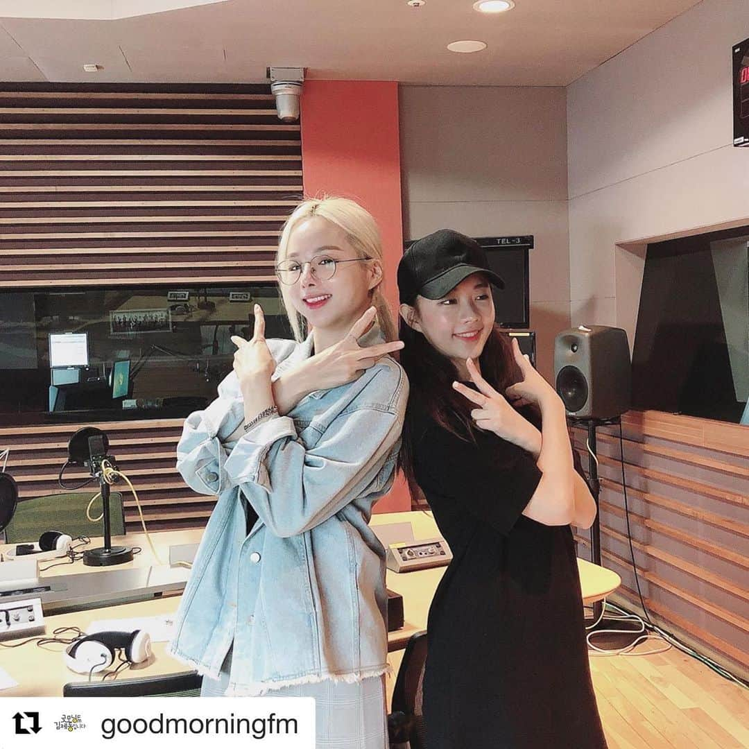 EXIDのインスタグラム：「#Repost @goodmorningfm ・・・ ⠀ 화사해진 스튜디오🥰 화려해진 포즈💃💃 ⠀ 왠지 믿음가는 오늘의 연애 카운셀러들❣️ 꿀 조언들 감사합니다!! _ #굿모닝FM솔지입니다 #솔지 #솔디 #썸 #굿모닝FM_썸녀 #오영주」