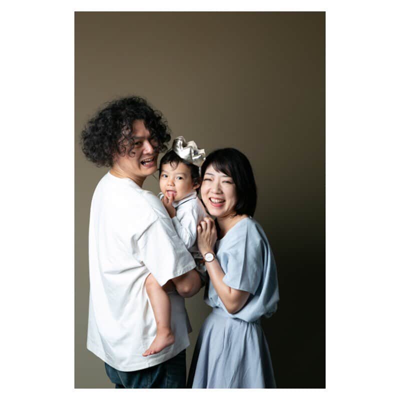 のインスタグラム：「· 家族みんなで👪✨ · 微笑ましい瞬間✨ · #photoby_saori #laviefactory #laviefactoryfukuoka #ラヴィファクトリー #ラヴィファクトリー福岡 #生きる写真 #ハートのある写真 #フォトレイト #家族写真 #familyphoto #ファインダー越しの私の世界 #写真好きな人と繋がりたい #birthday #バースデーフォト」