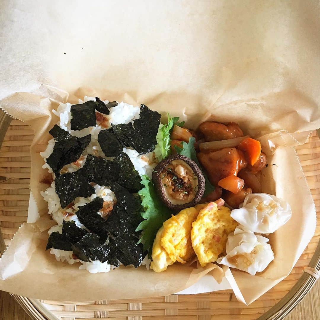 ecruのインスタグラム：「2019/07/23 (tue) 今日のお弁当。 酢鶏に冷凍の焼売。 なかなかいつもの梅干しを買いに行けず、、、二段海苔弁になりました。 私も同じお弁当♪ お昼が楽しみです。 ・ #gonben #お弁当 #obento #bento #lunch #lunchbox #food #foodpic #foodphoto #ごん弁当 #instafood #instagood #yummy #love #japan #japanesefood #大学生弁当 #thankyou #onthetable #日々 #暮らし #お弁当記録 #ランチボックス  #使い捨て弁当箱」