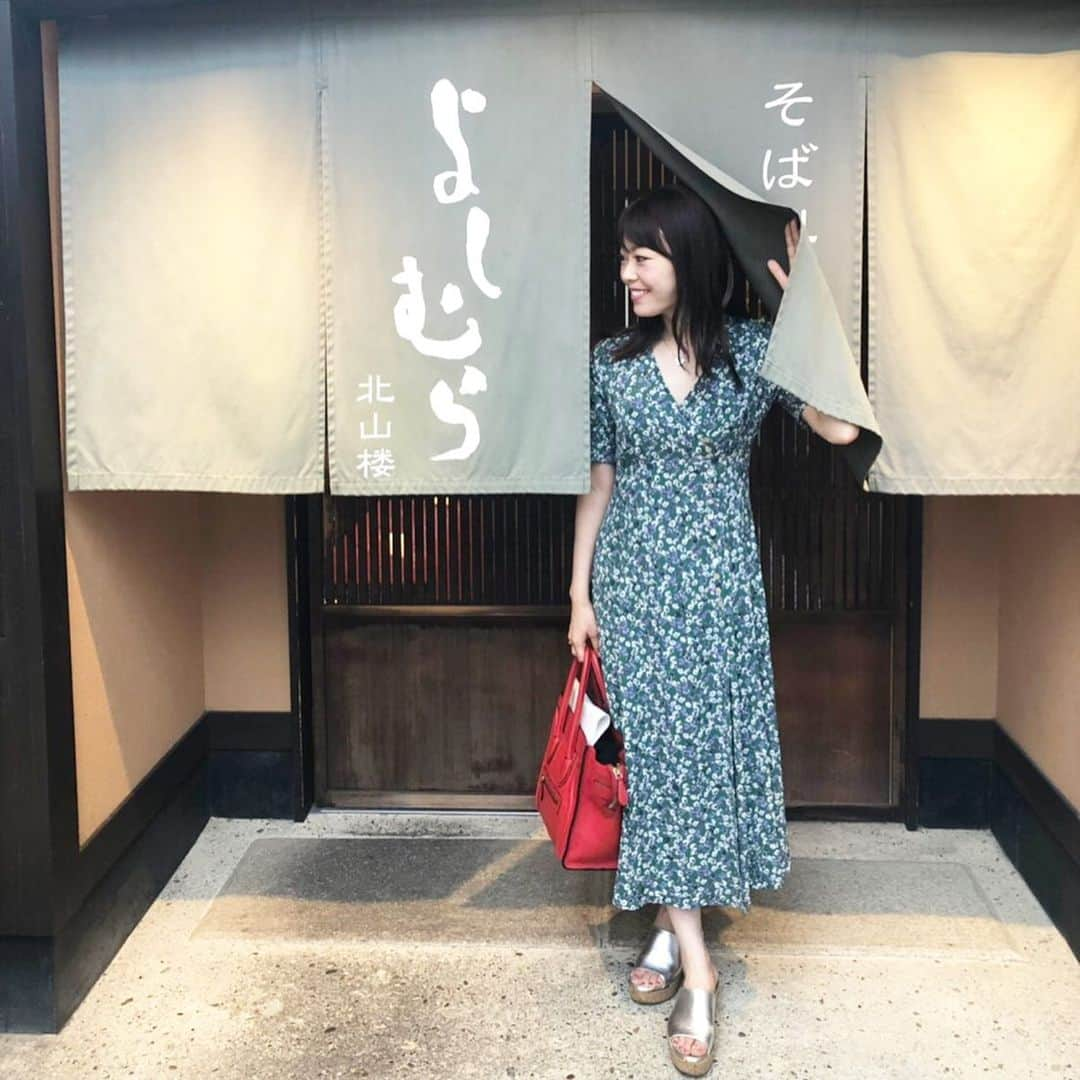 アレルギーナビゲーター 細川真奈 ❤さんのインスタグラム写真 - (アレルギーナビゲーター 細川真奈 ❤Instagram)「#食物アレルギー_京都 . 昨日まで京都へ行っていました🍃 今回、京都で行ってみたいところがあったのですが、 なんと激混み！！！💦💦 入ることができず泣く泣く断念…😢 次回は朝から行く覚悟でリベンジします❣️ . そんな腹ペコ状態でお伺いした お蕎麦屋さん「よしむら 北山楼店」@yoshimura_gr 綺麗な店内。 ガラス越しにそば打ちしている様子も見ることができるので お子様も楽しいかも！🎶 . オーダーしたのは、 スワイプ②枚目の ☑︎十割蕎麦（普通）と ☑︎二八蕎麦（細打ち） ☑︎活はも落とし もちろん、 #卵不使用 #乳製品不使用 #山芋不使用 です。 ※施設内では天ぷらなどのメニューもありますのでコンタミネーション🆖の方はご自身でご判断ください。 . 十割蕎麦は風味や食感もしっかりめ。 なんと！ お好みでお塩をかけていただくという初体験😳✨ 二八蕎麦の細打ちは、素麺のような細さでつゆと絡まり 個人的に大好きなタイプ😘 関西だからか？ 蕎麦つゆの味が関東に比べて薄めに感じました。 最後の蕎麦つゆが、これまた大好きな白濁したトロトロなものでとーっても美味しかったです❤️ 嵐山や五条など京都市内に他にも店舗があるみたいなので、 京都へ行った際にはまたお伺いしたいです😋 . . #よしむら #よしむら北山楼 #蕎麦 #十割蕎麦 #二八蕎麦 #京都 #週末京都 #京都旅行 #京都グルメ #frayid #celine #dianashoespress #vancleefarpels #卵アレルギー #乳製品アレルギー #山芋アレルギー #ナッツアレルギー #食物アレルギー #アレルギー #大人の食物アレルギー #アレルギーナビゲーター #foodallergy #foodallergies #allergynavigater #食物アレルギー_京都 #食物アレルギー_外食 #食物アレルギー_蕎麦」7月23日 9時20分 - manahosokawa