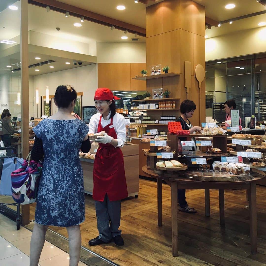 ANDERSEN アンデルセンさんのインスタグラム写真 - (ANDERSEN アンデルセンInstagram)「◇アンデルセンゆめタウン呉店◇  広島県呉市、ゆめタウン呉にあるアンデルセン。  お客様にパンのおいしさや、食べ方などをご紹介するコミュニケーションカウンターを店内に設置しました。  今月おすすめのファーマーズブレッド「とうもろこしのパン」のご試食をお出ししたり、レシピ動画をサイネージでご紹介したり…  パンの楽しみ方をもっとご紹介できるよう、 スタッフも笑顔でおすすめしています。  おかげさまで、たくさんのお客様にお立ち寄りいただいています。  アンデルセンゆめタウン呉店は、 大和ミュージアムのすぐ近くにあります☺︎ . お近くの方や、観光でお越しの際は ぜひご利用くださいませ✴︎ . #アンデルセンゆめタウン呉店 #ゆめタウン呉 #ゆめタウン #呉 #広島 #広島パン #広島ベーカリー #広島パン屋 #アンデルセンファーム #ファーマーズブレッド #アンデルセン #ベーカリー #パン #アンデルセンのパン #パン屋 #ヒュッゲ #とうもろこしのパン #とうもろこし #🌽 ・ #andersen #bakery #bread #instabread #instafood #recipe #HYGGE #hygge #famersbread #youme #hiroshima」7月23日 9時30分 - andersen_official_jp