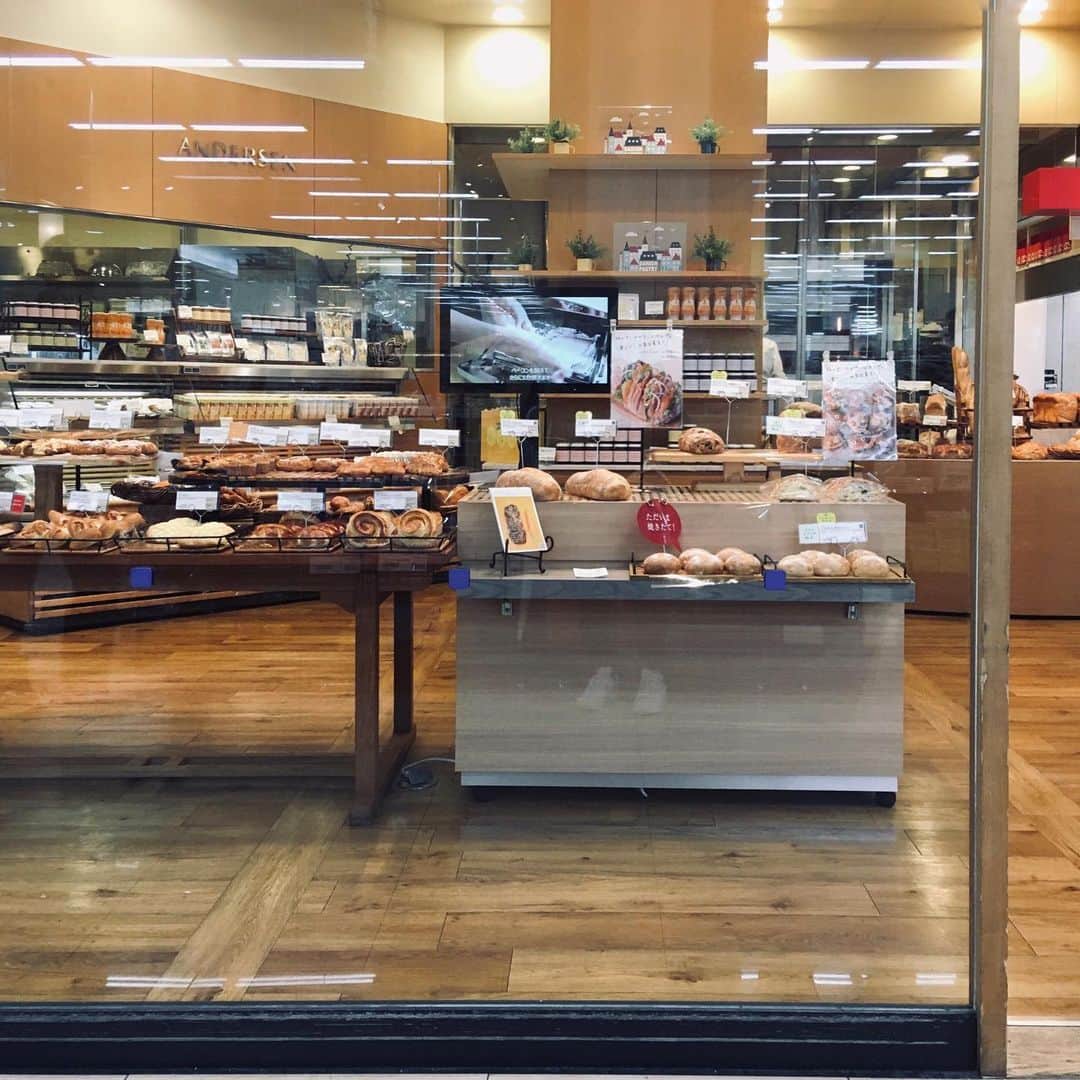 ANDERSEN アンデルセンさんのインスタグラム写真 - (ANDERSEN アンデルセンInstagram)「◇アンデルセンゆめタウン呉店◇  広島県呉市、ゆめタウン呉にあるアンデルセン。  お客様にパンのおいしさや、食べ方などをご紹介するコミュニケーションカウンターを店内に設置しました。  今月おすすめのファーマーズブレッド「とうもろこしのパン」のご試食をお出ししたり、レシピ動画をサイネージでご紹介したり…  パンの楽しみ方をもっとご紹介できるよう、 スタッフも笑顔でおすすめしています。  おかげさまで、たくさんのお客様にお立ち寄りいただいています。  アンデルセンゆめタウン呉店は、 大和ミュージアムのすぐ近くにあります☺︎ . お近くの方や、観光でお越しの際は ぜひご利用くださいませ✴︎ . #アンデルセンゆめタウン呉店 #ゆめタウン呉 #ゆめタウン #呉 #広島 #広島パン #広島ベーカリー #広島パン屋 #アンデルセンファーム #ファーマーズブレッド #アンデルセン #ベーカリー #パン #アンデルセンのパン #パン屋 #ヒュッゲ #とうもろこしのパン #とうもろこし #🌽 ・ #andersen #bakery #bread #instabread #instafood #recipe #HYGGE #hygge #famersbread #youme #hiroshima」7月23日 9時30分 - andersen_official_jp