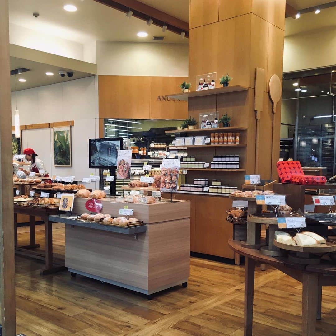 ANDERSEN アンデルセンさんのインスタグラム写真 - (ANDERSEN アンデルセンInstagram)「◇アンデルセンゆめタウン呉店◇  広島県呉市、ゆめタウン呉にあるアンデルセン。  お客様にパンのおいしさや、食べ方などをご紹介するコミュニケーションカウンターを店内に設置しました。  今月おすすめのファーマーズブレッド「とうもろこしのパン」のご試食をお出ししたり、レシピ動画をサイネージでご紹介したり…  パンの楽しみ方をもっとご紹介できるよう、 スタッフも笑顔でおすすめしています。  おかげさまで、たくさんのお客様にお立ち寄りいただいています。  アンデルセンゆめタウン呉店は、 大和ミュージアムのすぐ近くにあります☺︎ . お近くの方や、観光でお越しの際は ぜひご利用くださいませ✴︎ . #アンデルセンゆめタウン呉店 #ゆめタウン呉 #ゆめタウン #呉 #広島 #広島パン #広島ベーカリー #広島パン屋 #アンデルセンファーム #ファーマーズブレッド #アンデルセン #ベーカリー #パン #アンデルセンのパン #パン屋 #ヒュッゲ #とうもろこしのパン #とうもろこし #🌽 ・ #andersen #bakery #bread #instabread #instafood #recipe #HYGGE #hygge #famersbread #youme #hiroshima」7月23日 9時30分 - andersen_official_jp