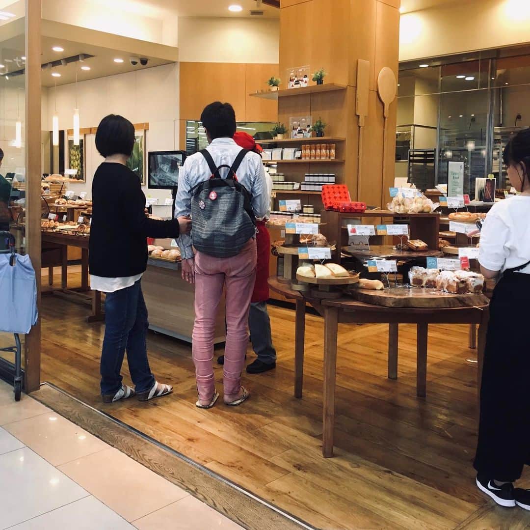 ANDERSEN アンデルセンさんのインスタグラム写真 - (ANDERSEN アンデルセンInstagram)「◇アンデルセンゆめタウン呉店◇  広島県呉市、ゆめタウン呉にあるアンデルセン。  お客様にパンのおいしさや、食べ方などをご紹介するコミュニケーションカウンターを店内に設置しました。  今月おすすめのファーマーズブレッド「とうもろこしのパン」のご試食をお出ししたり、レシピ動画をサイネージでご紹介したり…  パンの楽しみ方をもっとご紹介できるよう、 スタッフも笑顔でおすすめしています。  おかげさまで、たくさんのお客様にお立ち寄りいただいています。  アンデルセンゆめタウン呉店は、 大和ミュージアムのすぐ近くにあります☺︎ . お近くの方や、観光でお越しの際は ぜひご利用くださいませ✴︎ . #アンデルセンゆめタウン呉店 #ゆめタウン呉 #ゆめタウン #呉 #広島 #広島パン #広島ベーカリー #広島パン屋 #アンデルセンファーム #ファーマーズブレッド #アンデルセン #ベーカリー #パン #アンデルセンのパン #パン屋 #ヒュッゲ #とうもろこしのパン #とうもろこし #🌽 ・ #andersen #bakery #bread #instabread #instafood #recipe #HYGGE #hygge #famersbread #youme #hiroshima」7月23日 9時30分 - andersen_official_jp