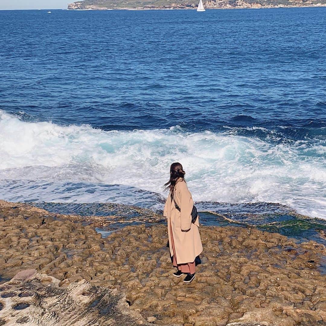 前田ゆうさんのインスタグラム写真 - (前田ゆうInstagram)「やっほい＼(^o^)／ 熊本ついたよん✈️😆✨ きょうはJIMのロケだよん(^ ^) しかしオーストラリアの思い出写真がまだまだのこってるんだ(^ ^) オーストラリアで写真とるとたくさん🌈がうつったりするの不思議(^ ^)✨ #Laperouse #sea」7月23日 9時24分 - yuu_maeda
