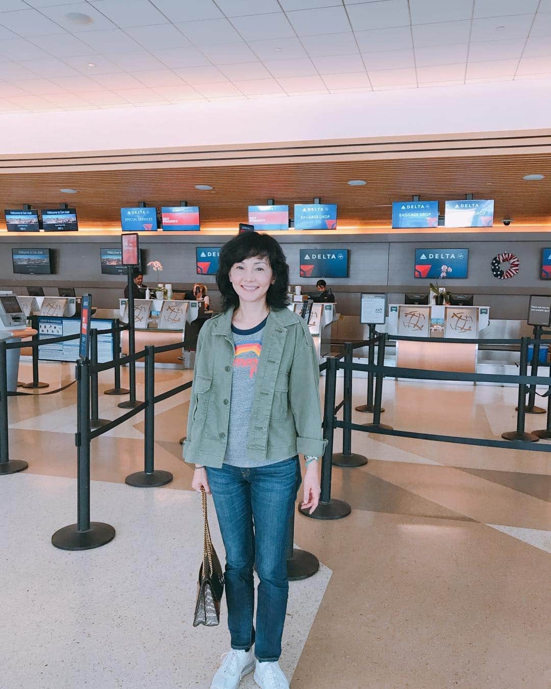 南果歩さんのインスタグラム写真 - (南果歩Instagram)「I fly to LA from SF🇺🇸 San Jose airport was a  comfortable ❤️ I am going to take a acting class in LA🌈 I'm exciting😊 ロスへはSan Joséの空港から飛びました🇺🇸 とても空いていてストレス無し😊 アメリカの都市から都市へ移動する時は色んな人種の人達に囲まれて、私はただのアジア人だと再認識します🍀 当たり前のことだけど、日本にいると忘れてしまいがちなことを思い出させてくれる❤️ それもひとり旅の良い所🇺🇸 ロスでは色んな人に会って、アクティングクラスを受けまーす🇺🇸 ワクワク❤️❤️❤️ #アメリカ語学学校 #アメリカプチ留学 #アメリカひとり旅 #サンフランシスコからロスへ #南果歩チャレンジ #kahominami」7月23日 9時26分 - kaho_minami