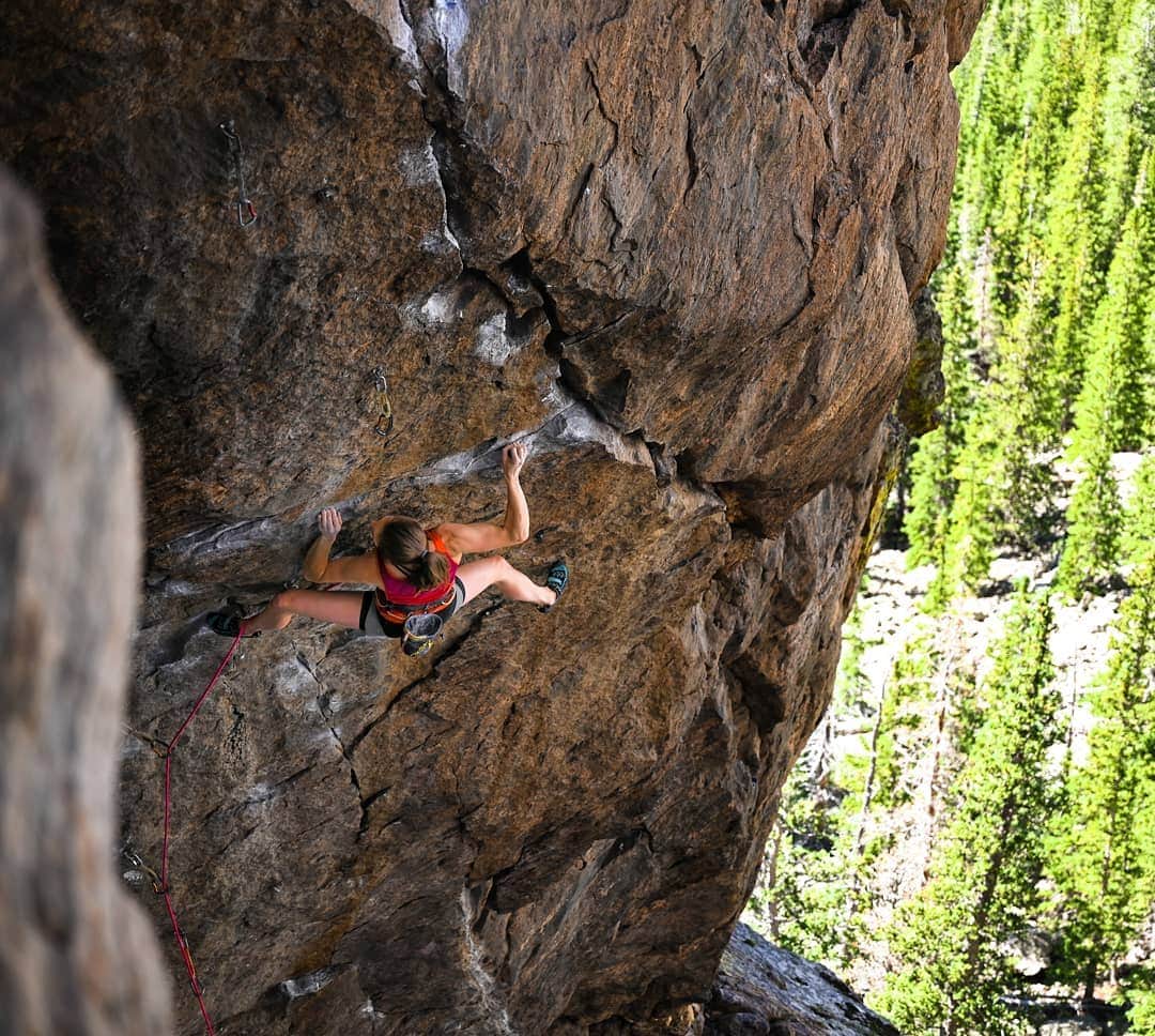 ペイジー・クラッセンのインスタグラム：「》》📸 @arjandekock》》Last weekend, @etteloc wooed us up to Wizard's Gate, and I'm glad she did. Sport climbing with your friends + amazing rock that's super unique to the Estes valley + a setting above the town you grew up in + a beautiful summer's day = all time. Psyched to tick off a route I hadn't yet done there, Cloak and Dagger (5.13c). Thanks @jonathansiegrist for all the hard work up there and awesome lines. #sportclimbing #climbing #estespark #slaydies」