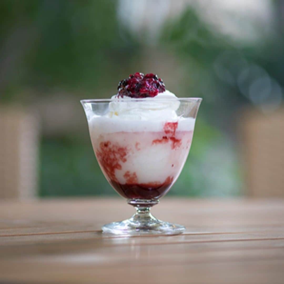Courtyard by Marriott Tokyoのインスタグラム：「Fruity Frozen AMAZAKE "Berry"🍓😋 A frozen amazake topped with strawberries, blueberries and raspberries, providing a refreshingly sweet and sour flavor and the texture of grains from these three different berries. Enjoy it as a dessert. A frozen latte beverage featuring passion fruit and raspberry sauces blended in an Amazake and a skim milk shake. The combination of sweet-and-sour fruits and amazake gives pleasant look and flavor.  フルーティー フローズンアマザケ「ベリー」🍹😊 フローズン甘酒に、イチゴ、ブルーベリー、ラズベリーをトッピング。3つのベリーの甘酸っぱさとつぶつぶ食感がフレッシュな一品です。デザート感覚でお召し上がりください。甘酒と無脂肪乳のシェイクに、パッションフルーツやラズベリーのソースを合わせたフローズンラテが登場。甘酸っぱいフルーツと甘酒の取り合わせが見た目も味もクールな一品。#デザート #スイーツ #sweets #dessert #フルーツ #美味しい #ドリンク #strawberry #blueberry #cytokyo #ginza #銀座 #甘酒 #raspberry」