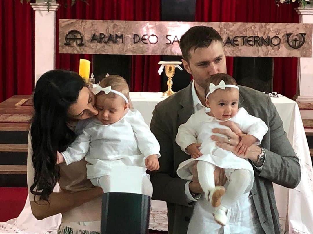 シェイラ・カストロのインスタグラム：「Ontem foi o batizado das nossa meninas!!! Obrigada a todos que fizeram deste dia super especial! Padrinhos e madrinhas delas são pessoas maravilhosas que amamos e confiamos muito!!! #batizado #albumdalizeninna #meusamores #deus #batismo #bencao #abencoado」