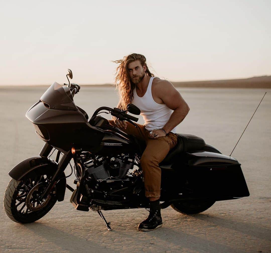 モデル、ブロック・オハーンのインスタグラム：「Thought I’d get rid of my farmers tan by throwing on a tank top. Ended up riding away with one of each 🤔😃 I remember the first time I rode a motorcycle. I was about 9 and it was a little 50cc dirt bike in the sand dunes. There was one particular dune that was bigger than all the rest and somebody had dared me ride up it because my brothers and everyone else including all the adults around, wouldn’t. 🙅🏽‍♀️ I opened the throttle and took off. Didn’t look down once until I got to the top to turn around.  It was then when I realized exactly why no one else wanted to do it.. haha  Every now and again I still do that. Leap before I look. And more times than not, I land exactly where I’m supposed to be. When I’m supposed to be there 😏  Cheers to having faith that no matter what happens, I’ll end up where I’m supposed to! 🙏🏽」