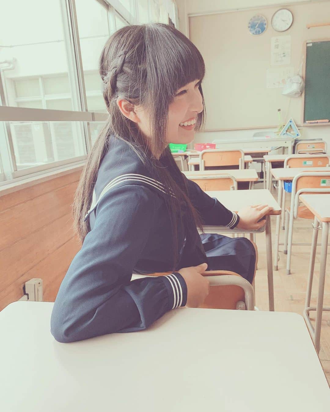 りりりのインスタグラム：「後ろすぐ向いちゃう人🤤 ・ ・ #りりり #踊ってみた の撮影でした #制服 は衣装です #学校 #笑顔 #夏休み #宿題がんばる #宿題がんばれ」