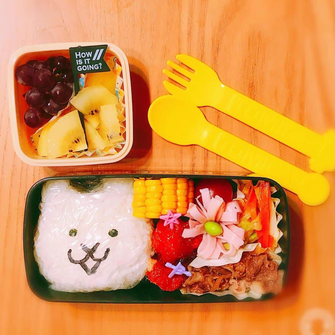 折原みかさんのインスタグラム写真 - (折原みかInstagram)「学童弁当 本日はにゃんこ大戦争！！ めちゃシンプルww 今日もお天気は悪いけれど、、、 元気に行ってらっしゃい。 いつも学童までは自転車で送っていくのですが、入り口のところで、「もうここでいい！こないでいい！」と言われました🙂 え？ ついにこの日がきたか、、、。 ままさみしい😭😭 #学童保育 #学童スクール #お弁当 #お昼ごはん #ランチタイム #学童弁当 #男子弁当 #キャラ弁 #デコ弁当 #にゃんこ大戦争弁当 #にゃんこ大戦争 #にゃんこ大戦争弁当 #にゃんこ #お弁当作り #毎日キャラ弁 #夏休み #男の子まま #followme #弁当日記 #フルーツ #子どもの成長は早い #小学生まま #‪唐揚げ‬ #牛肉の煮物‬ #キャベツと人参のソテー‬‪#トマト #トウモロコシ #えだまめ #ママ奮闘中」7月23日 9時36分 - mikaorihara