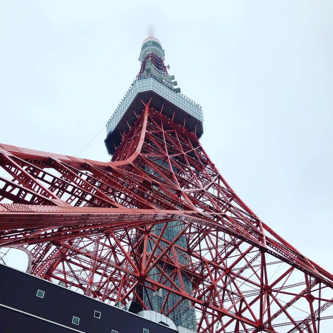 川坂勇太のインスタグラム：「今日の始まりは東京タワー近くのラジオ日本から。今はがっつり雨雲がかかって外は傘が必要なほどの雨。しばしの雨宿りを余儀なくされています。 #東京タワー #tokyo #rain #いまそら」